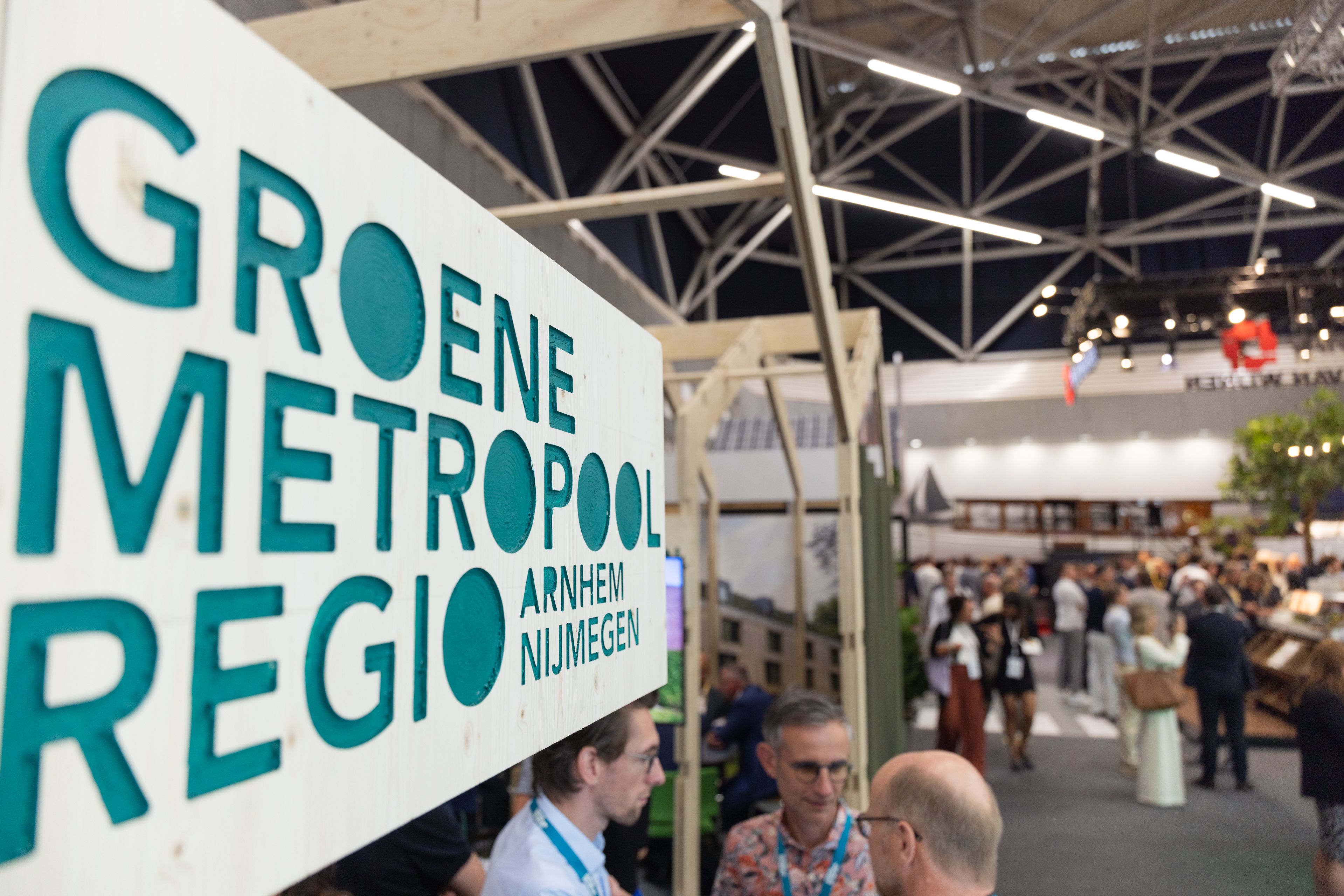 Eventfotografie Groene Metropool: Beursstand met het logo Groene Metropool Regio Arnhem Nijmegen, mensen in gesprek. Joep van Drunen Photography
