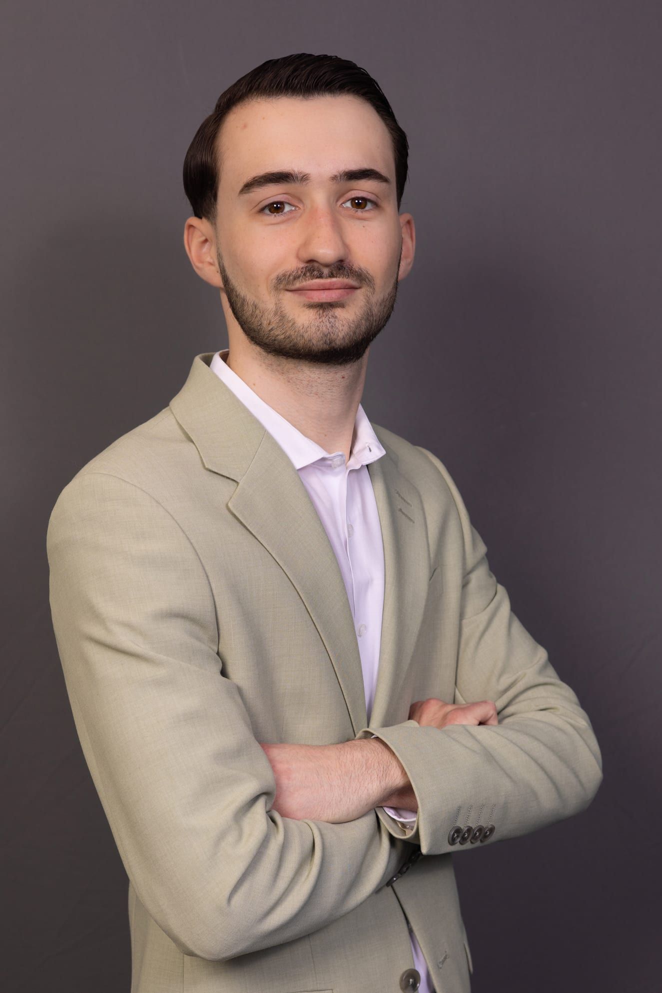 Zakelijk portret van man in pak. Professionele bedrijfsportretten.