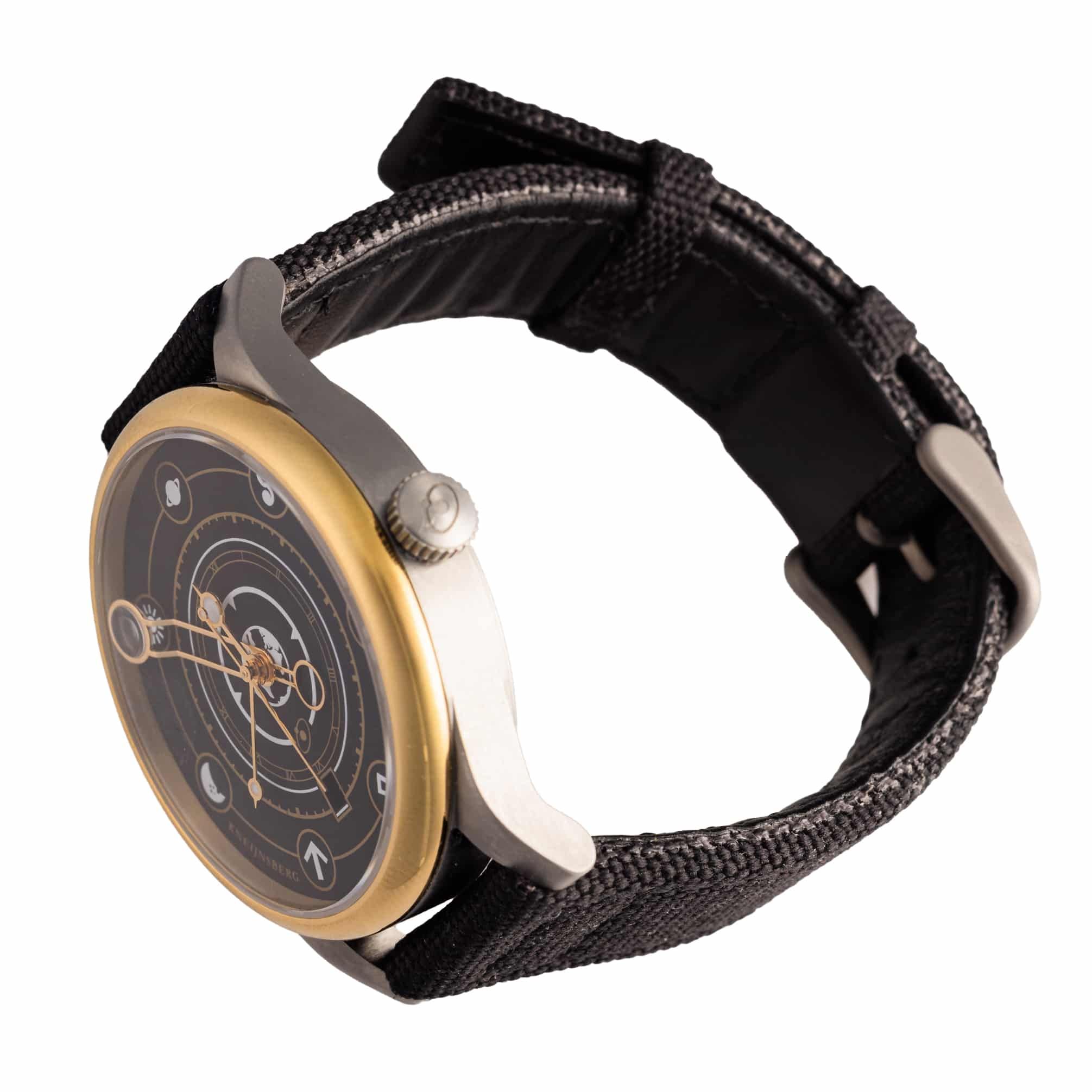 Productfotografie Kneijnsberg: Detailopname van een luxe horloge met zwarte band en goudkleurige accenten. Joep van Drunen Photography