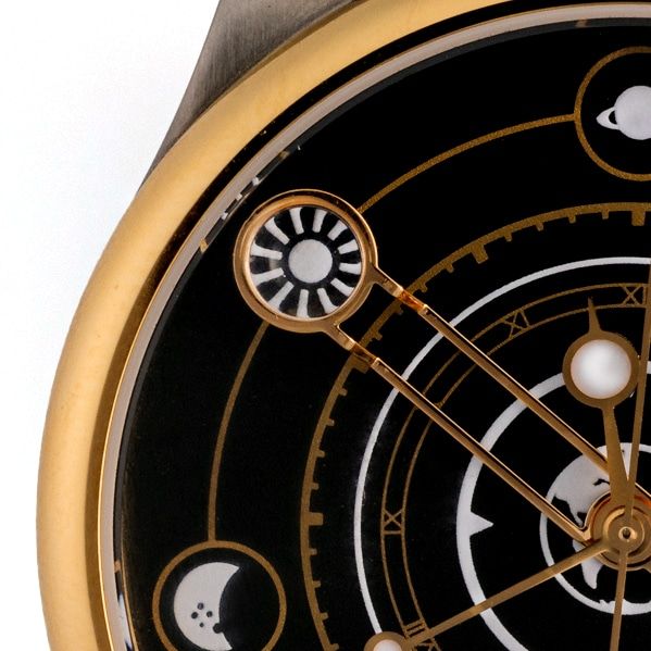 Detailopname productfotografie van een luxe horloge met gouden details en planeten, gefotografeerd door Joep van Drunen Photography.