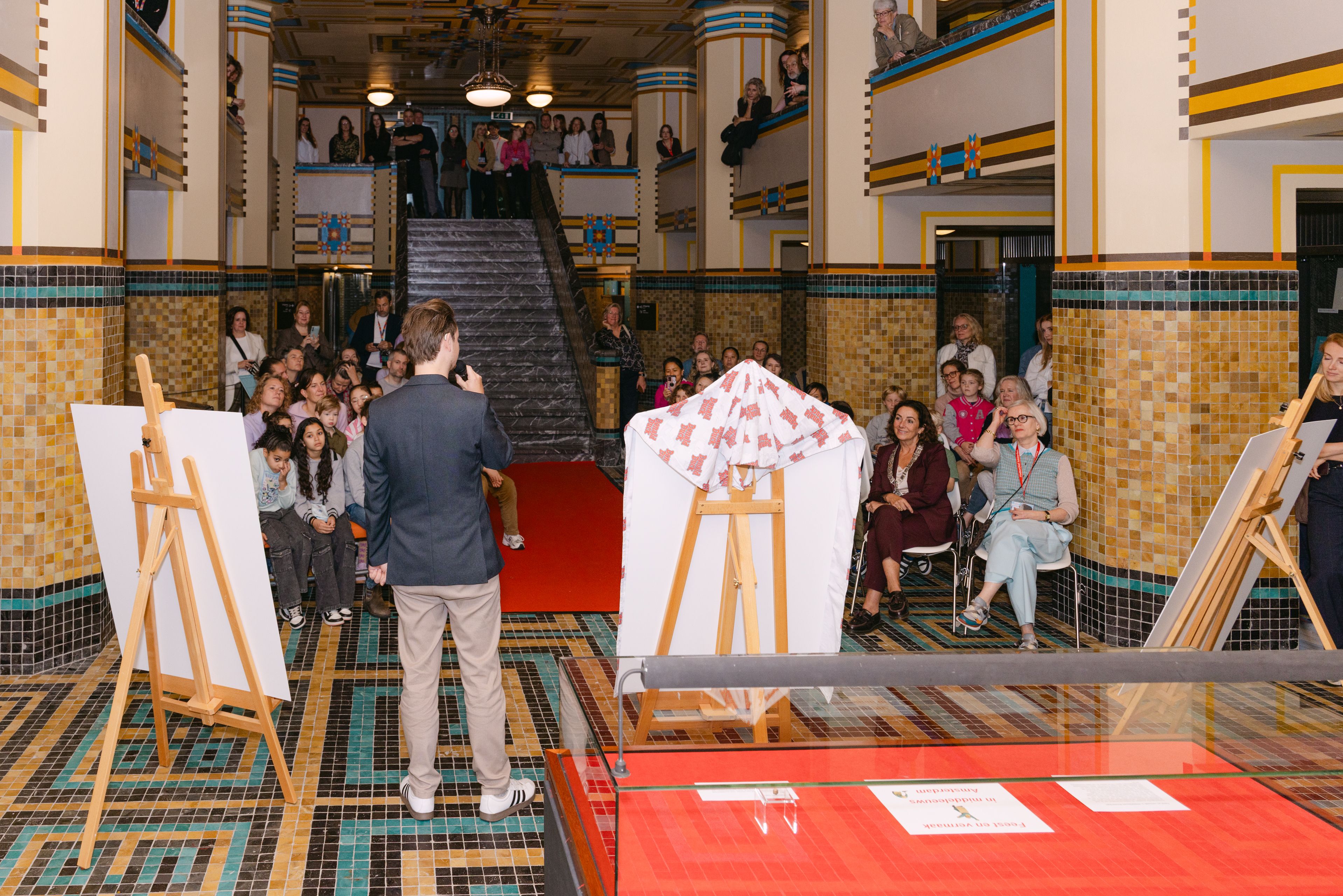 Onthulling van de Donald Duck-editie 750 jaar Amsterdam in het Stadsarchief, beeld 5