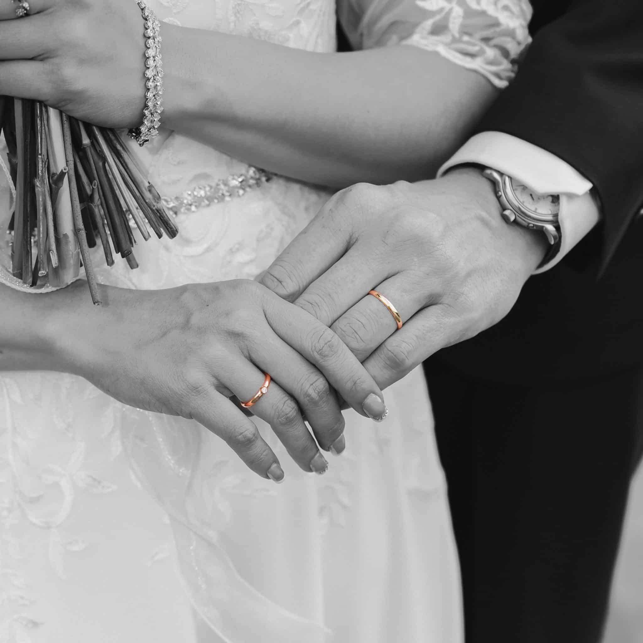 Trouwfotografie: Handen met trouwringen van bruidspaar. Foto door Joep van Drunen Photography, professioneel trouwfotograaf.