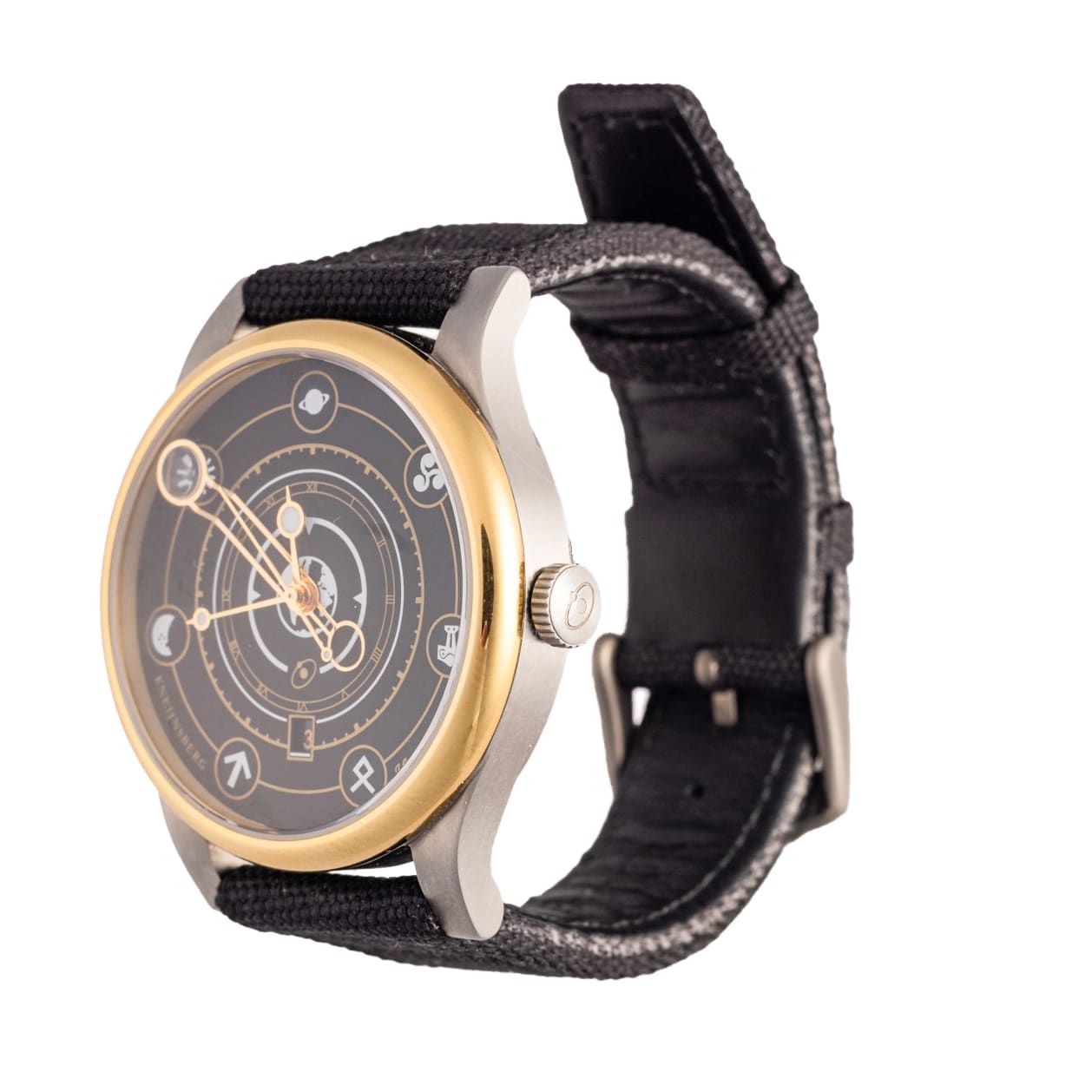 Productfotografie Kneijnsberg: Zijaanzicht van een horloge met zwarte band en gouden rand. Joep van Drunen Photography