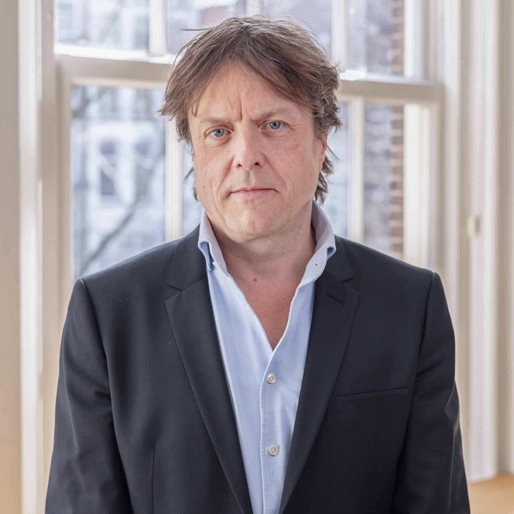 Bedrijfsportret van een man in pak, professionele foto voor bedrijven. Zakelijk portret Joep van Drunen Photography