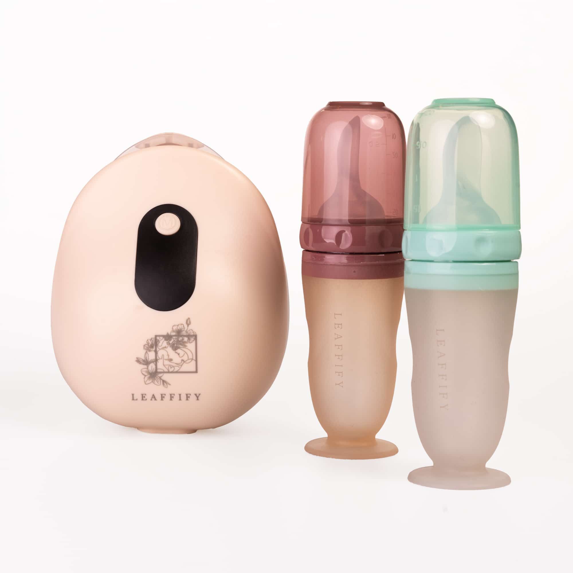 Productfotografie van LEAFFIFY babyflessen en een apparaat, roze en groen, op een witte achtergrond. Joep van Drunen Photography