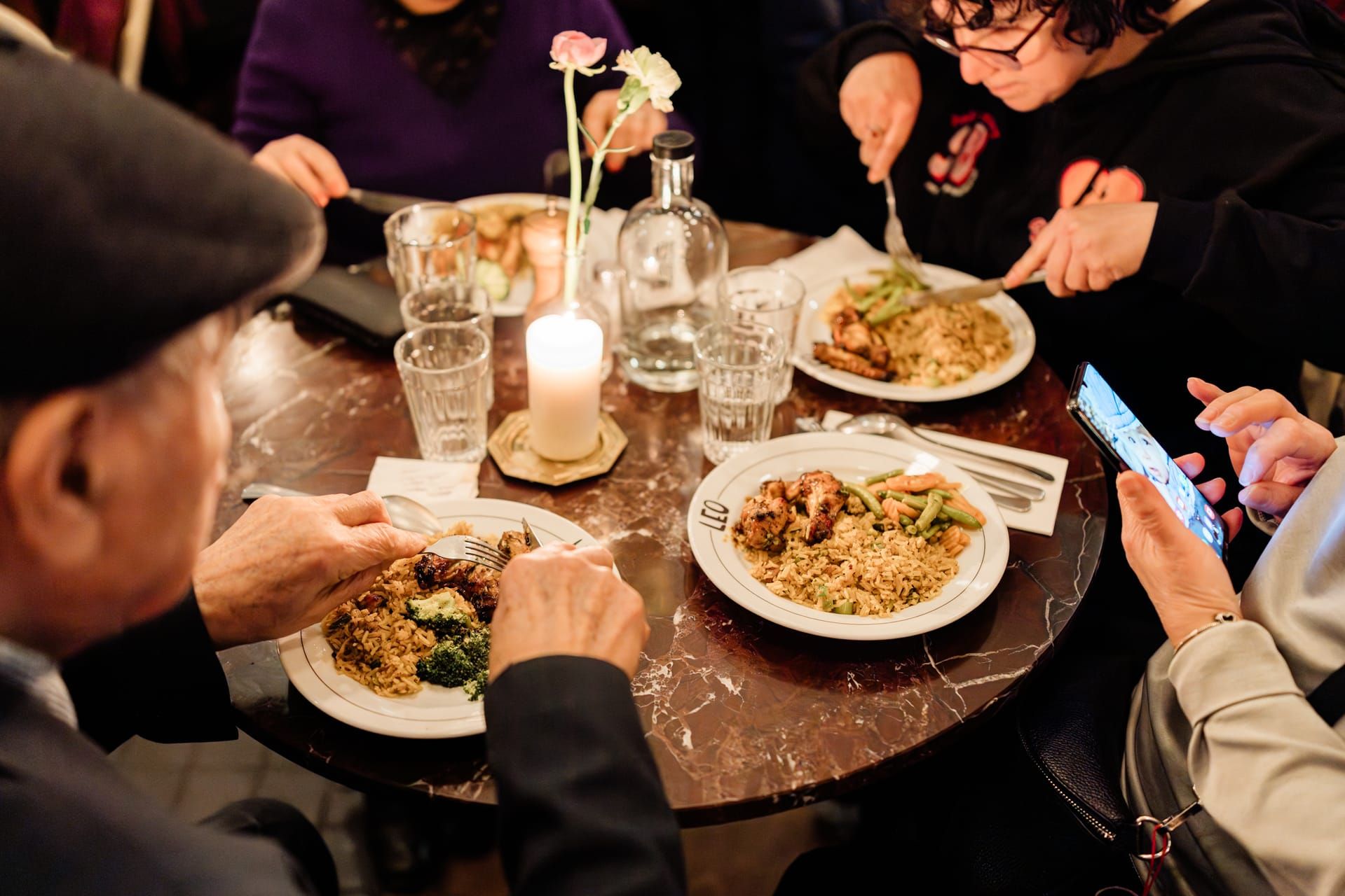 Kerstdiner van Stichting SAN voor buurtbewoners in Amsterdam-Oost, beeld 7