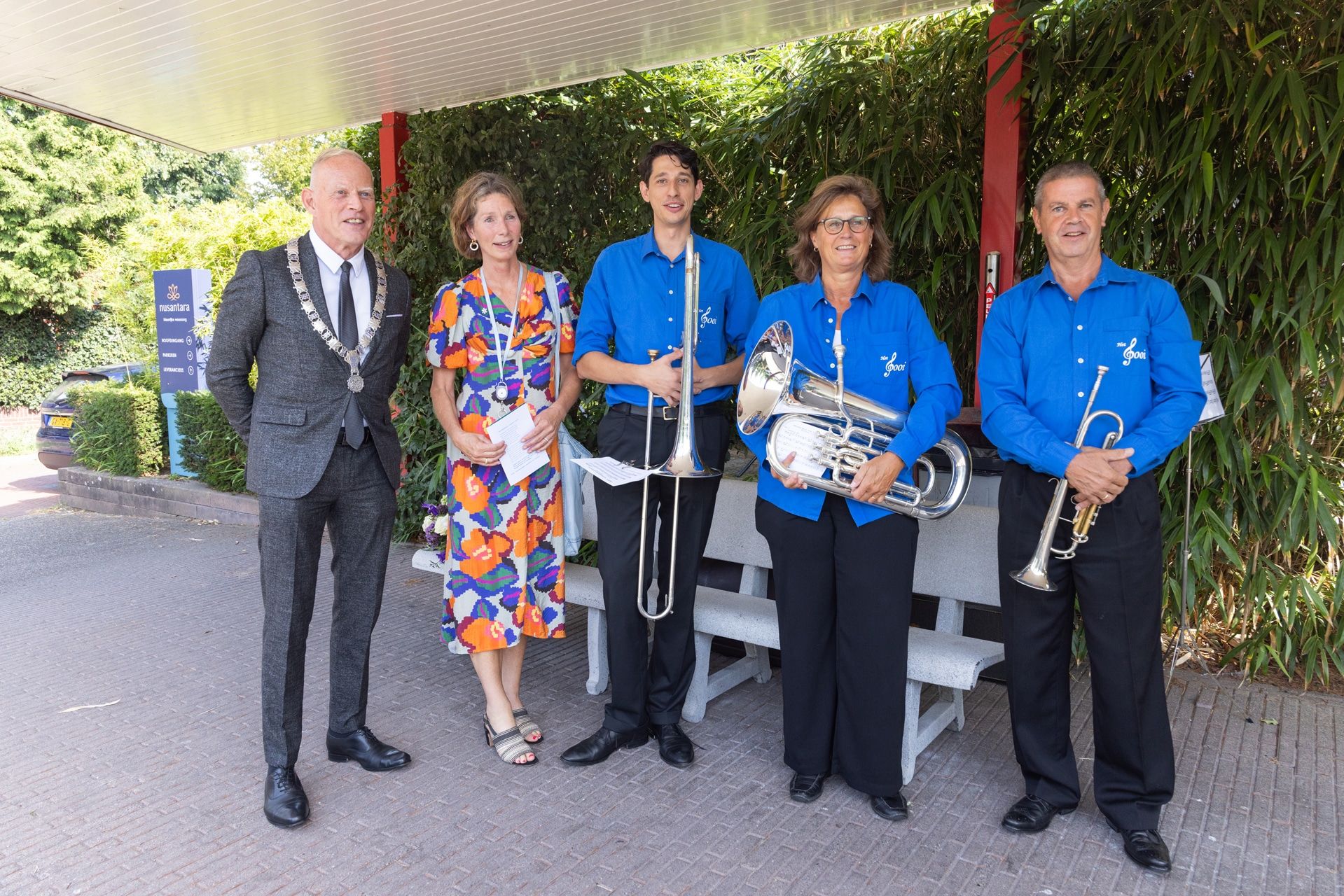 Nusantara Herdenking: Groep mensen, waaronder een burgemeester en een muziekgroep, poseren voor een foto. Joep van Drunen Photography