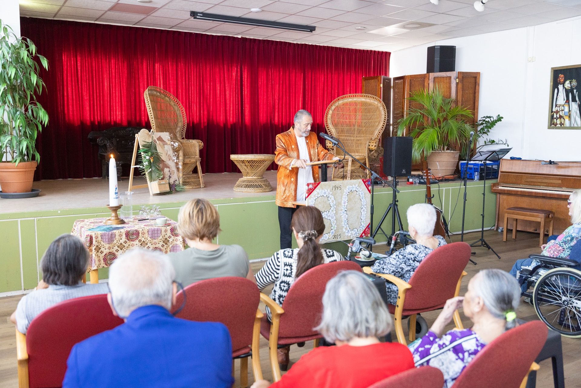 Nusantara Herdenking evenement met spreker op podium voor publiek. Joep van Drunen Photography