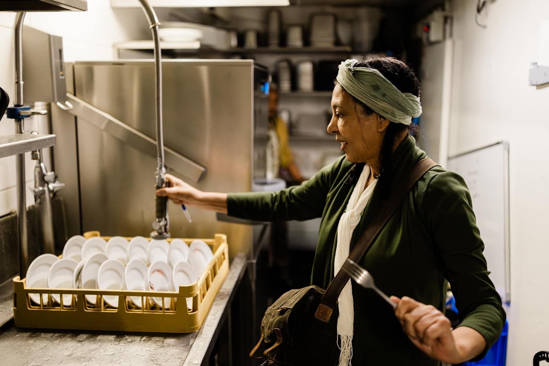 Kerstdiner van Stichting SAN voor buurtbewoners in Amsterdam-Oost, beeld 10