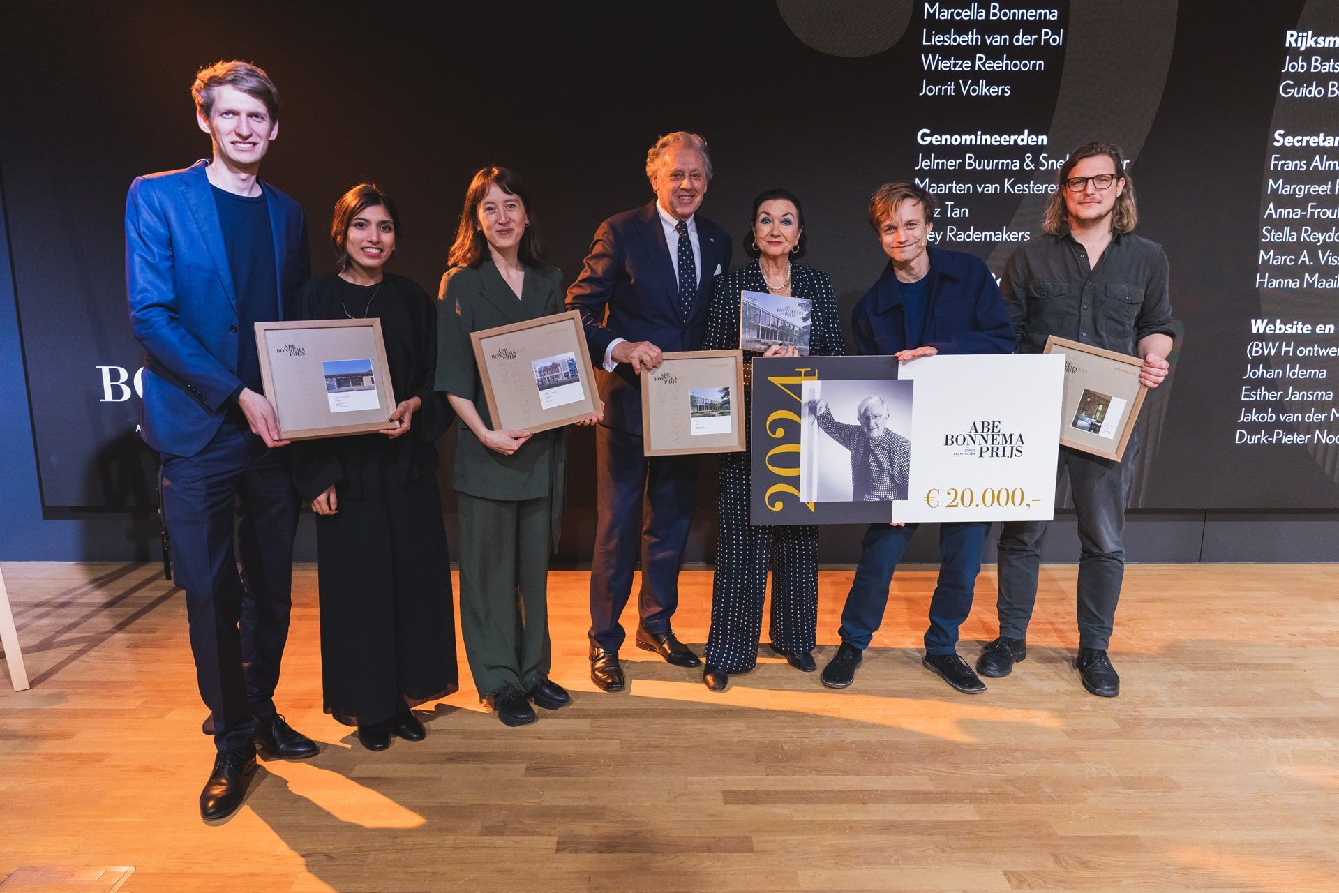 Groepsfoto van de Abe Bonnema Prijs uitreiking, JVD_9287, met winnaars en genomineerden die de prijs in ontvangst nemen. Joep van Drunen Photography