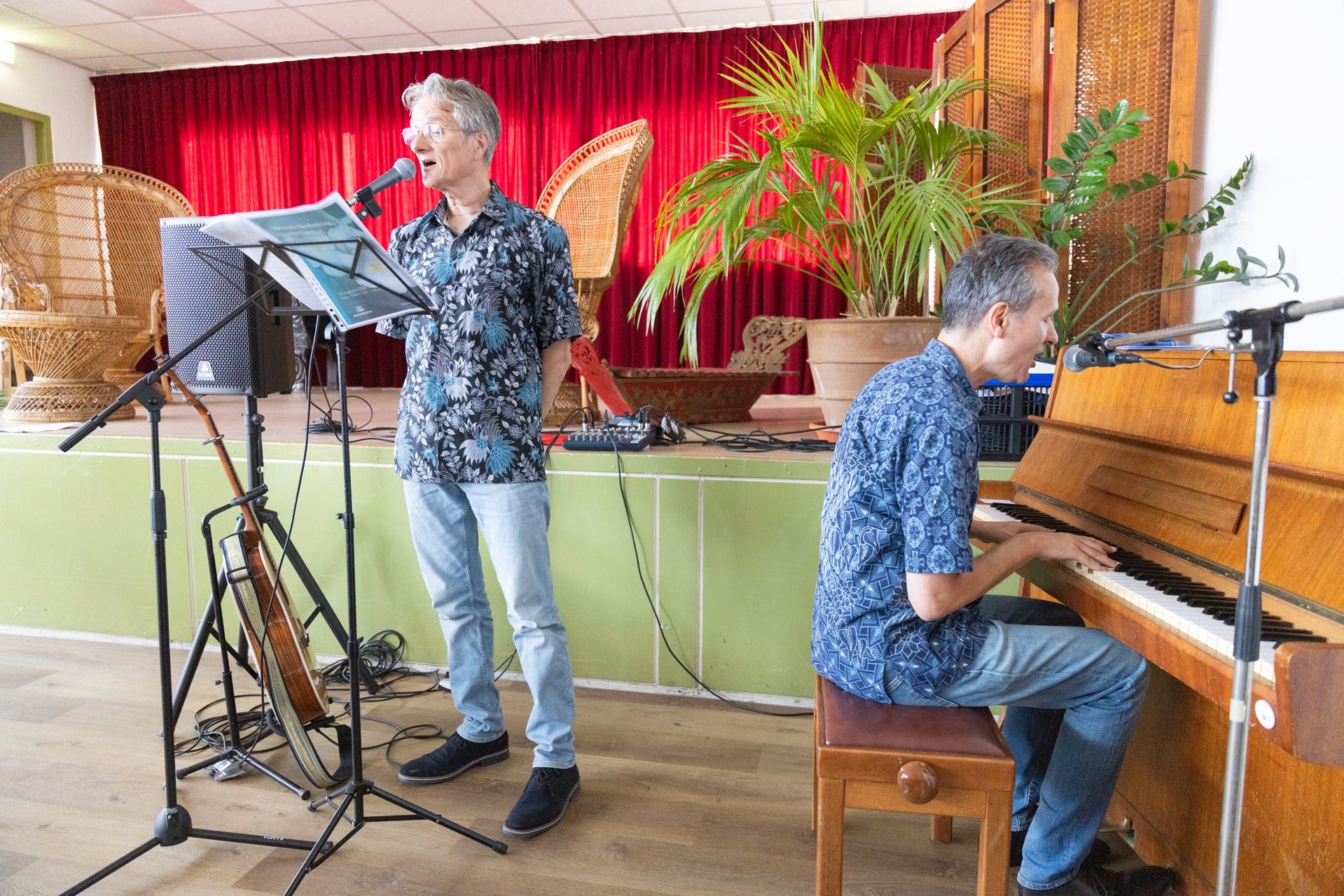 Nusantara Herdenking: Zanger en pianist treden op tijdens herdenking. Joep van Drunen Photography