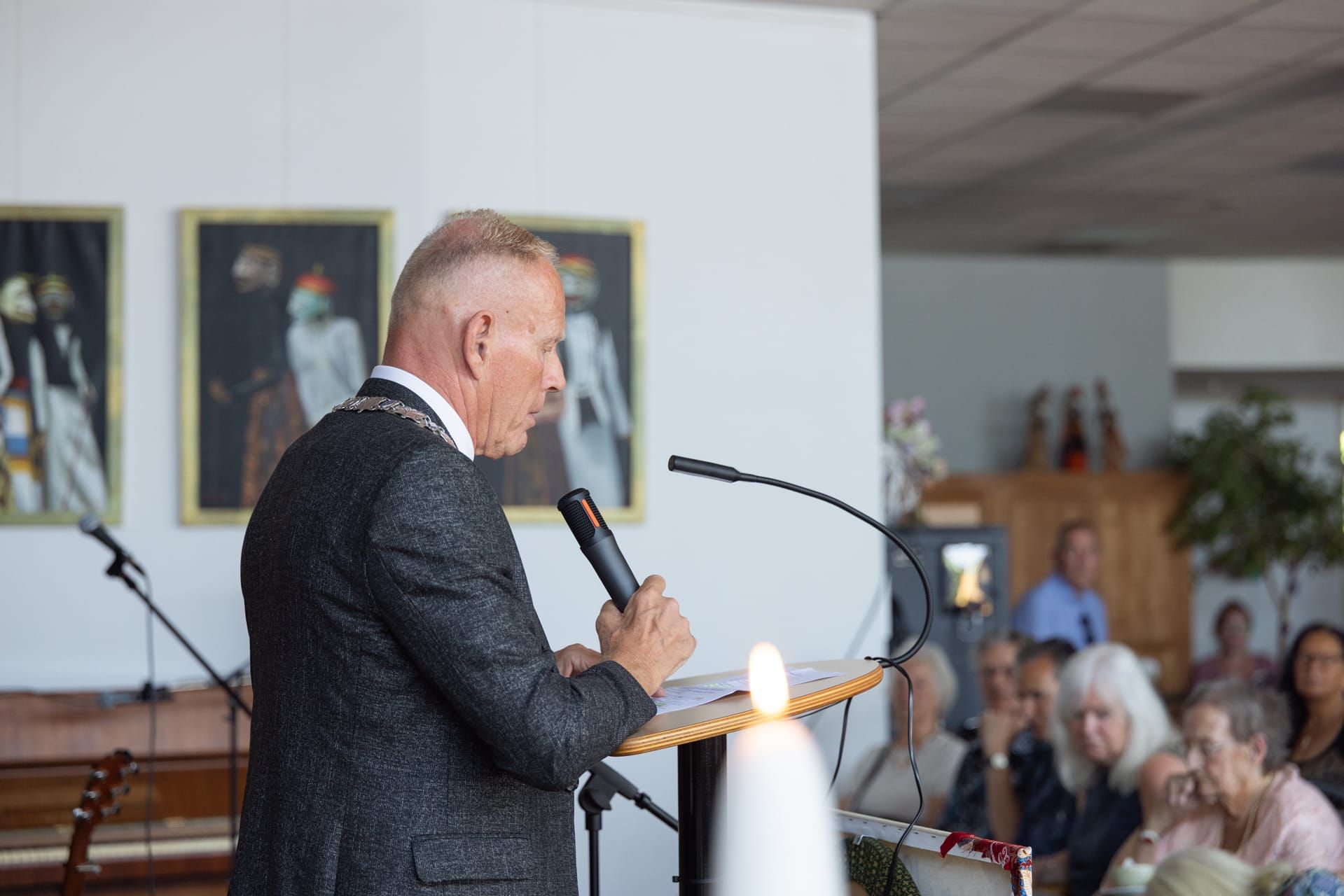 Burgemeester spreekt bij Nusantara Herdenking. Publiek luistert aandachtig. Joep van Drunen Photography.