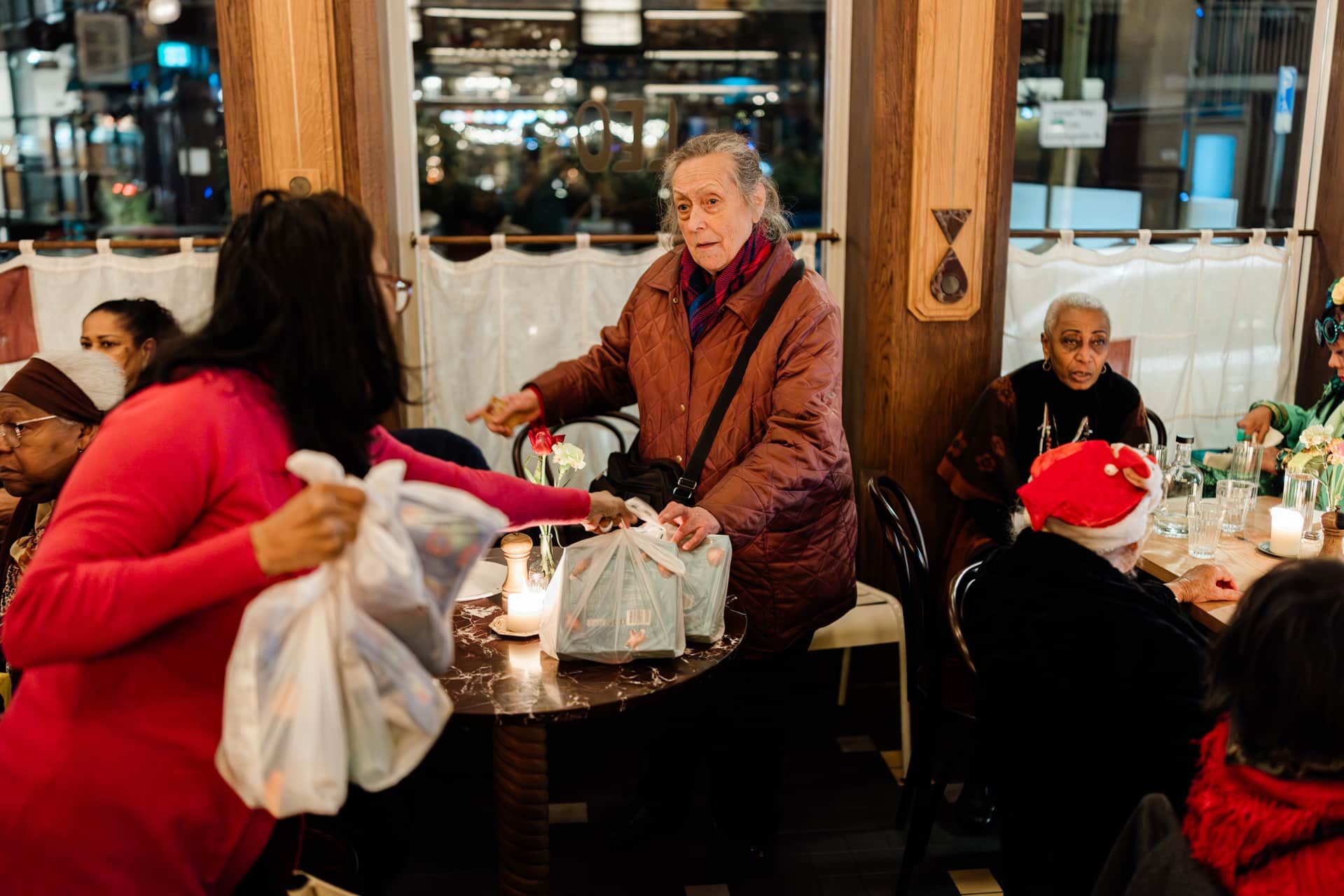 Kerstdiner van Stichting SAN voor buurtbewoners in Amsterdam-Oost, beeld 12