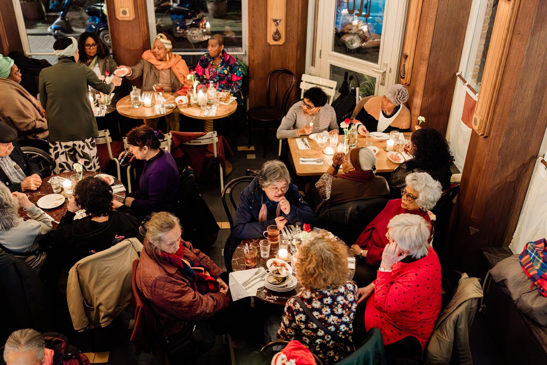 Kerstdiner van Stichting SAN voor buurtbewoners in Amsterdam-Oost, beeld 16