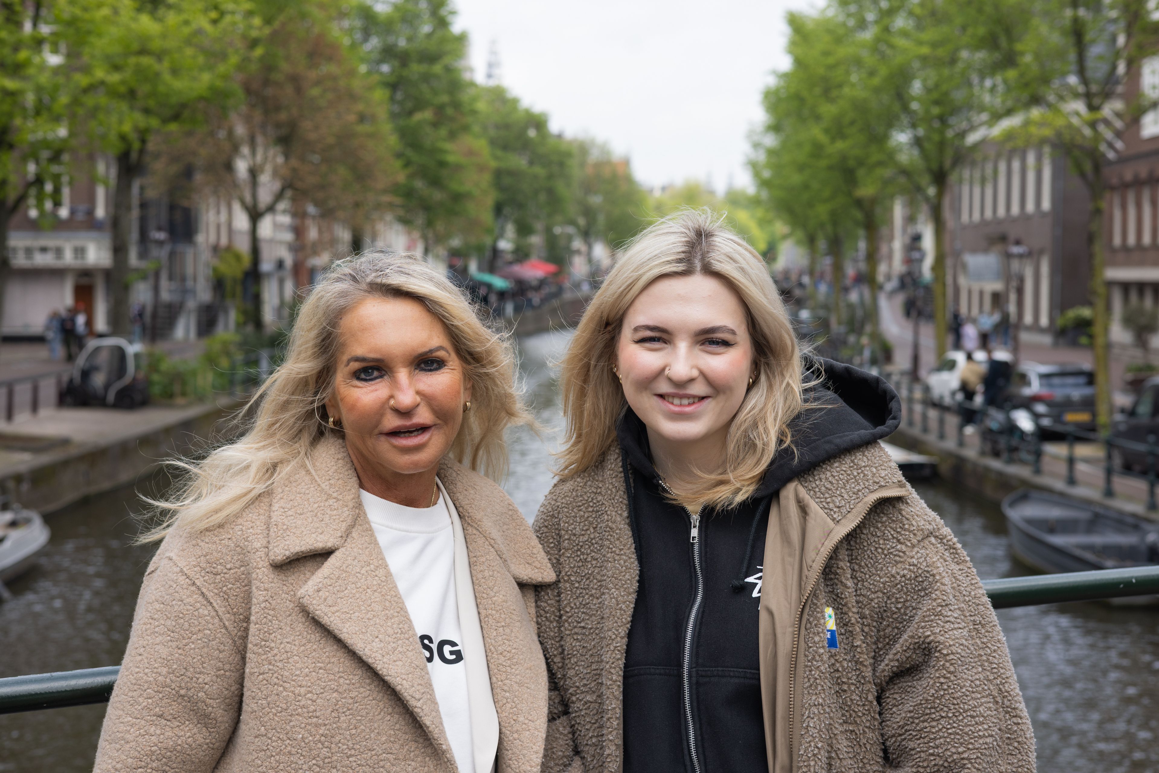 Basiscursus fotografie: twee cursisten bij een gracht in Amsterdam