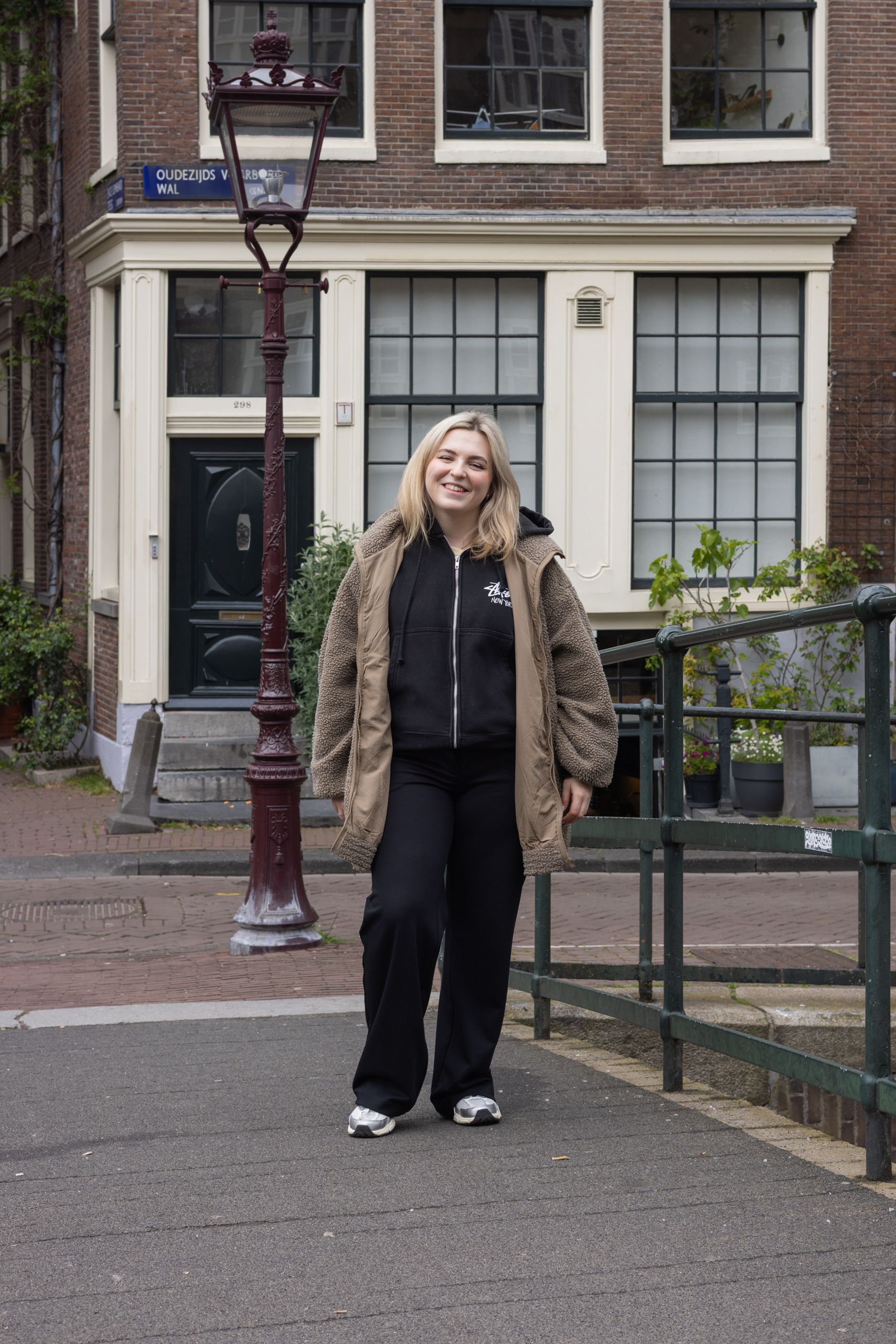 Basiscursus fotografie: cursist bij een lantaarnpaal in de Amsterdamse binnenstad