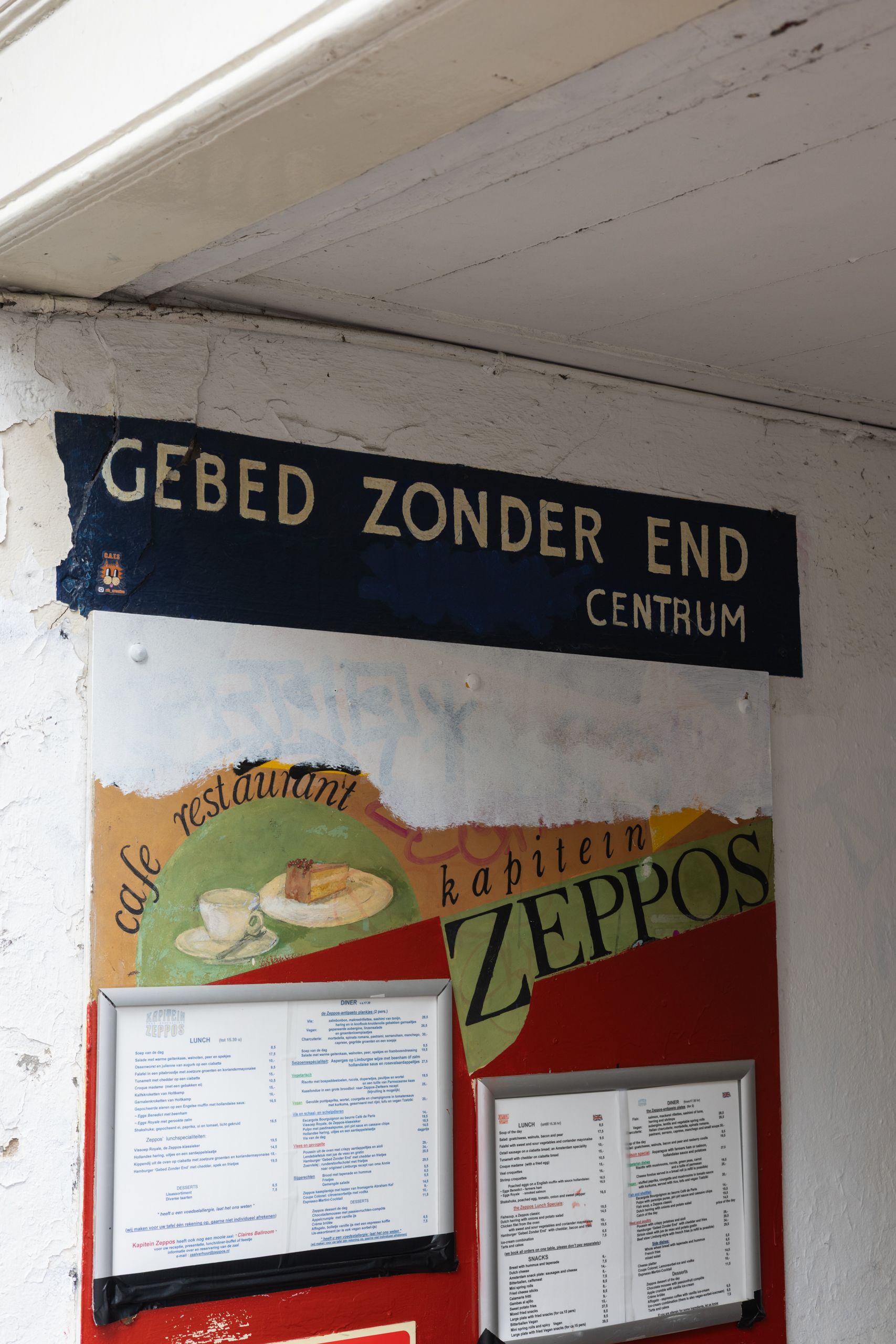 Basiscursus fotografie: sfeervol gevonden gevelbord tijdens de fotowandeling