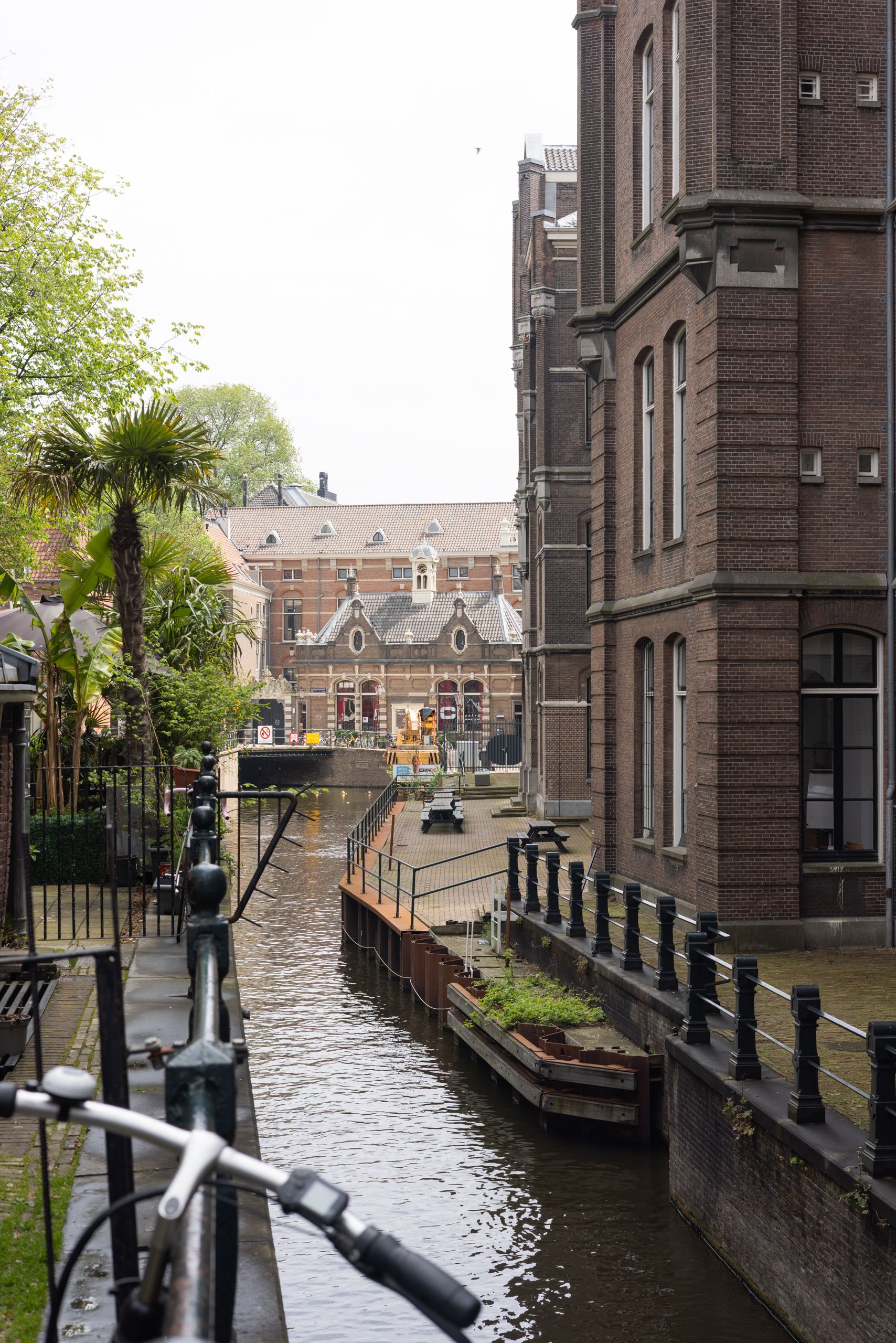 Basiscursus fotografie: uitzicht over een Amsterdamse gracht tijdens de wandeling
