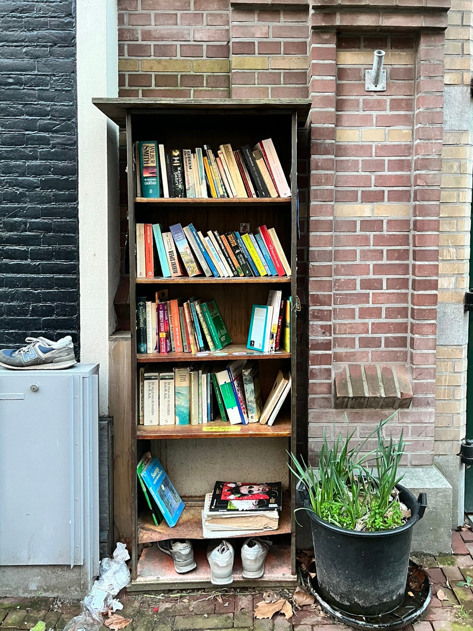 Boekenkastje in Amsterdam, uit de serie Bookshelfs