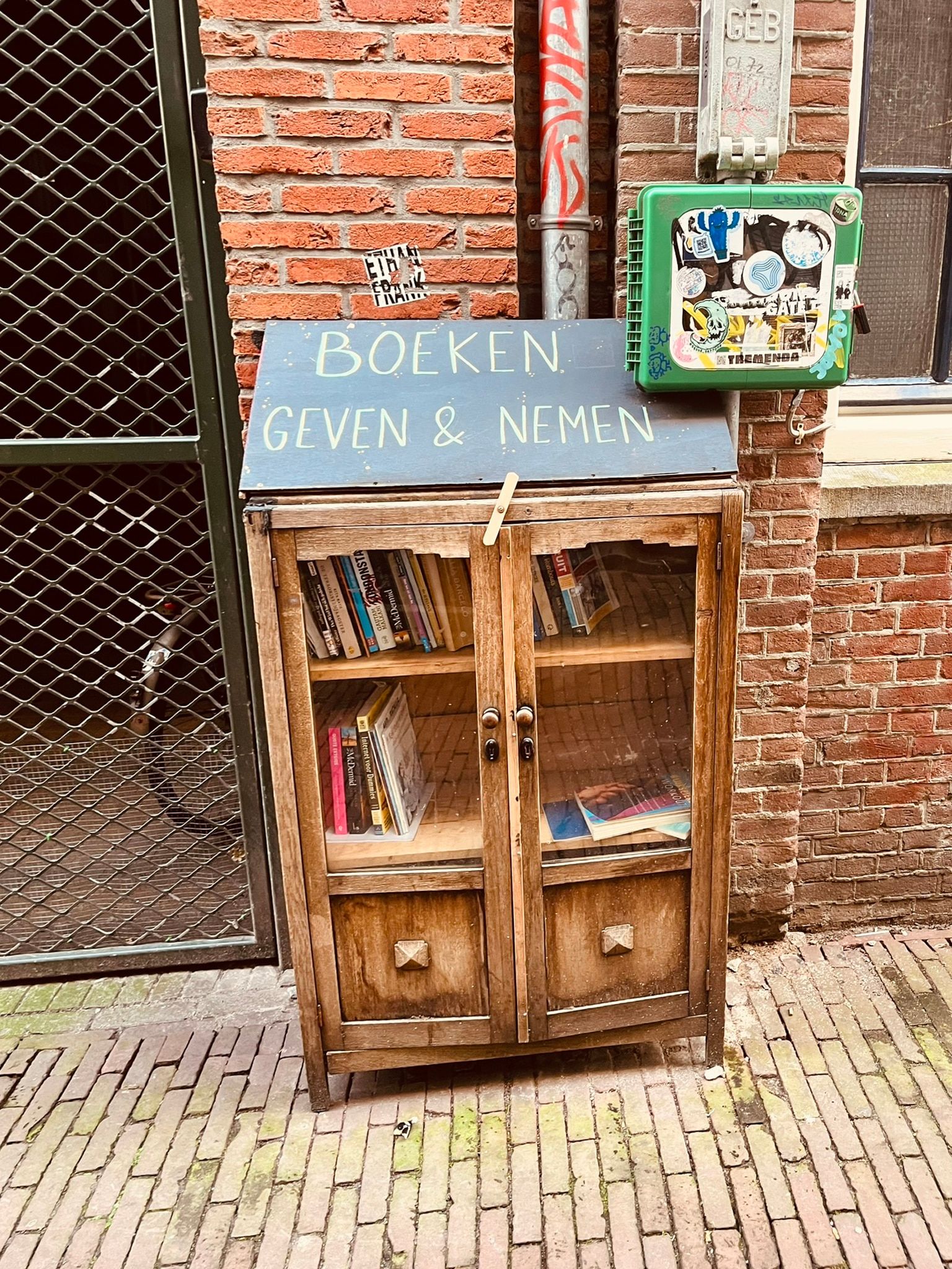 Boekenkastje in Amsterdam, uit de serie Bookshelfs