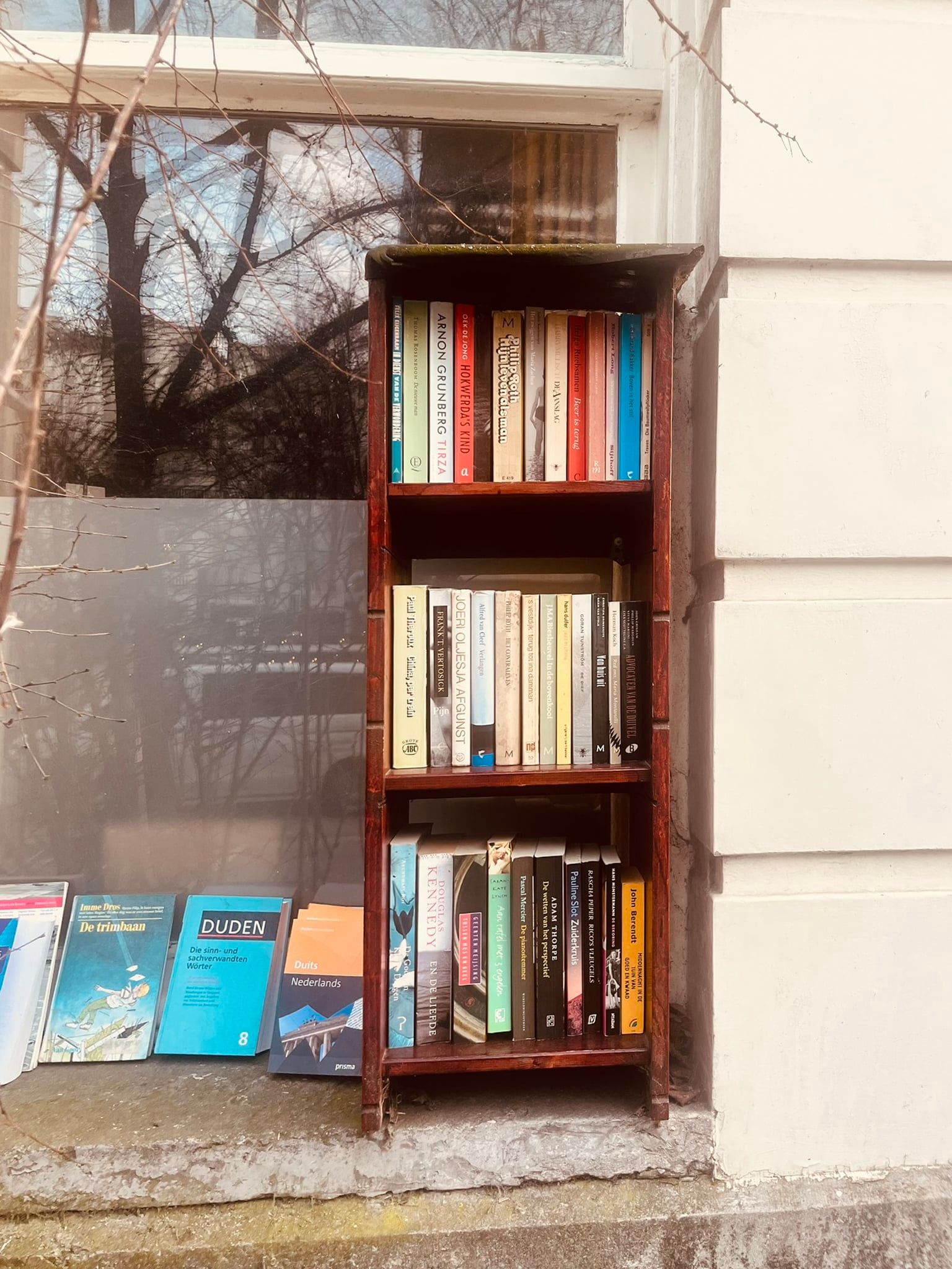 Boekenkastje in Amsterdam, uit de serie Bookshelfs