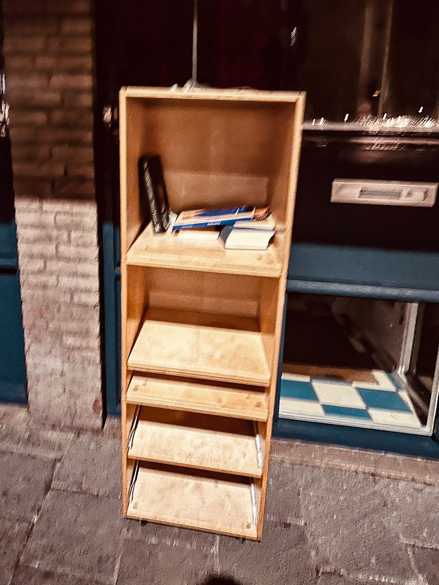 Boekenkastje in Amsterdam, uit de serie Bookshelfs