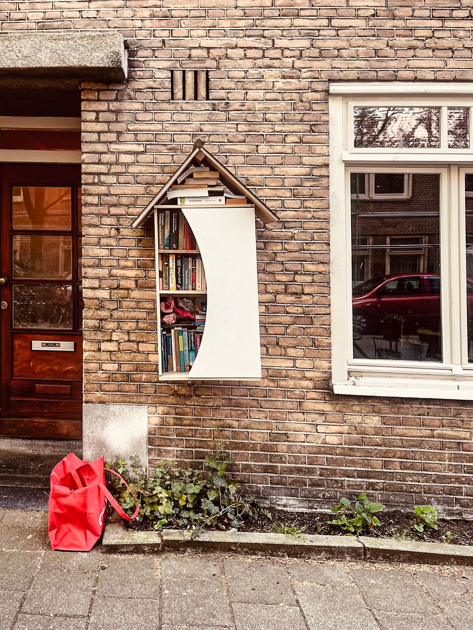 Boekenkastje in Amsterdam, uit de serie Bookshelfs