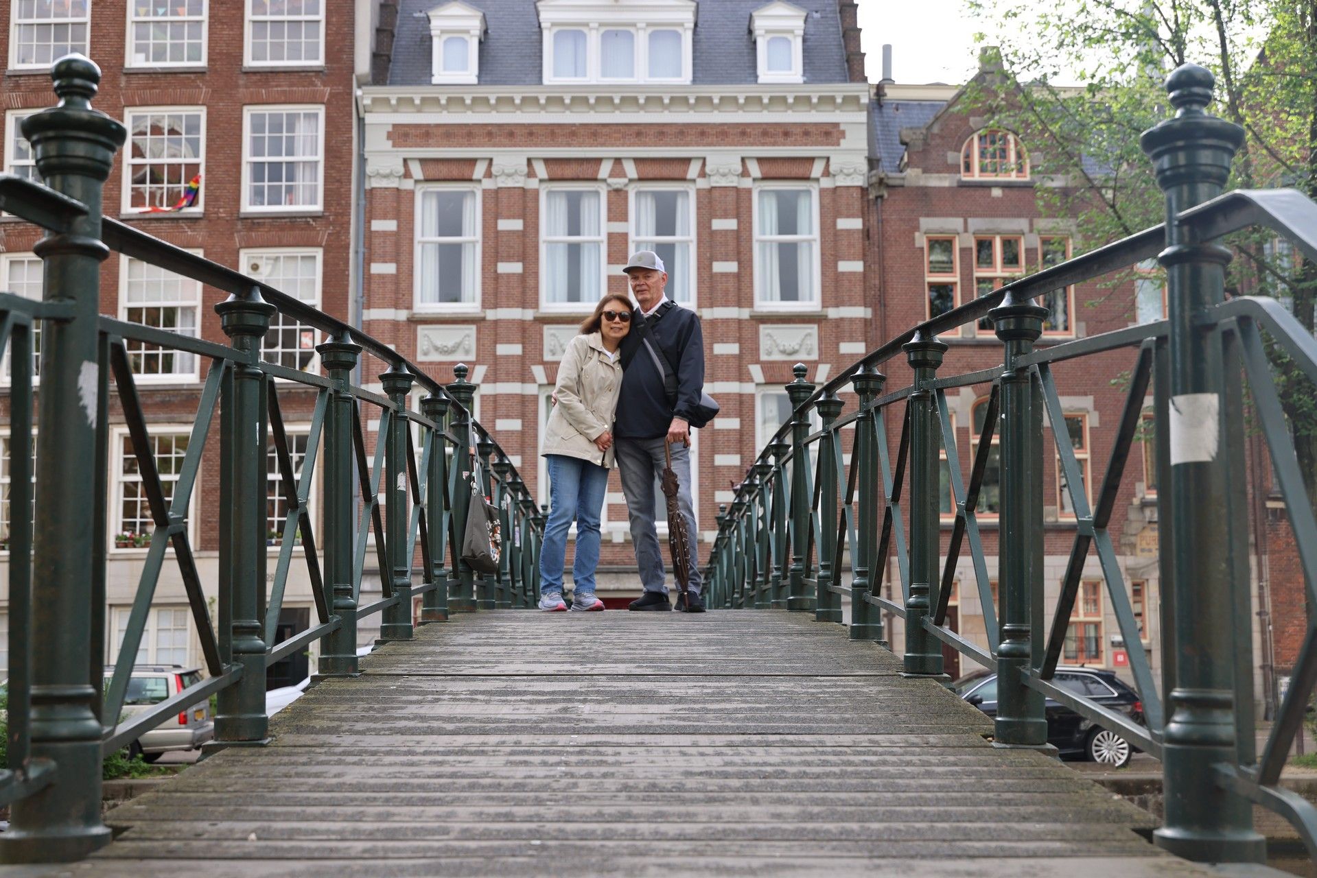 Basiscursus fotografie: cursisten op een Amsterdamse brug tijdens de wandeling