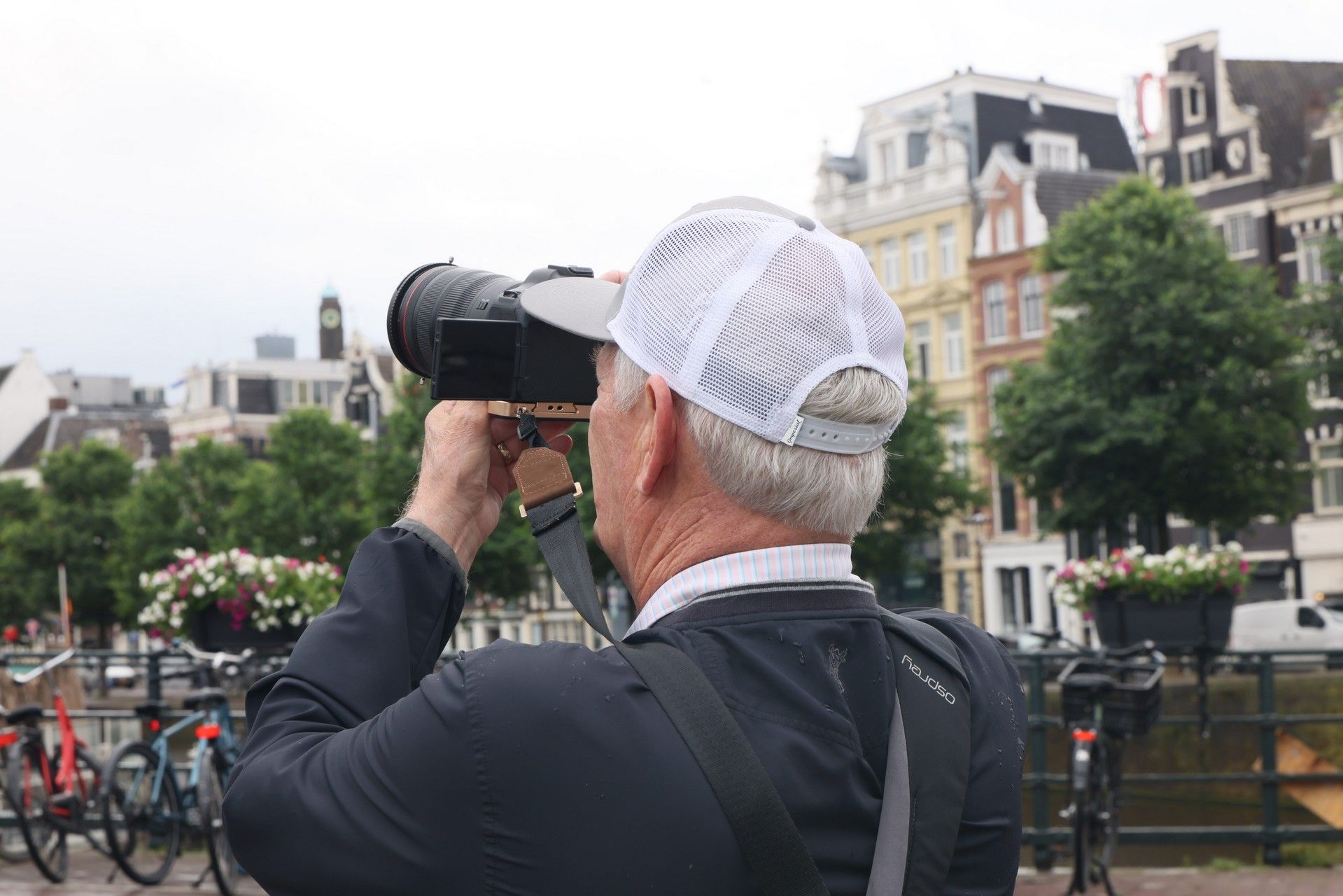 Basiscursus fotografie: close-up van een cursist die met een telelens fotografeert