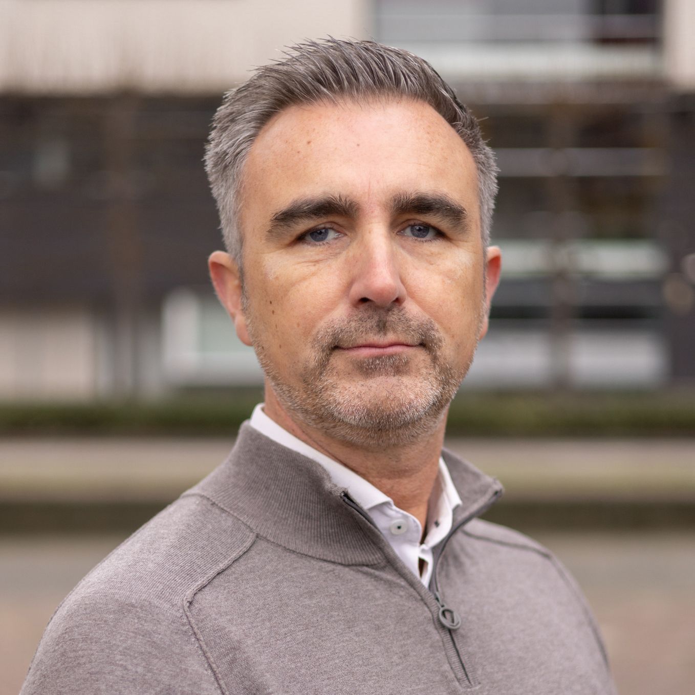 Zakelijk portret op locatie: man in grijze trui