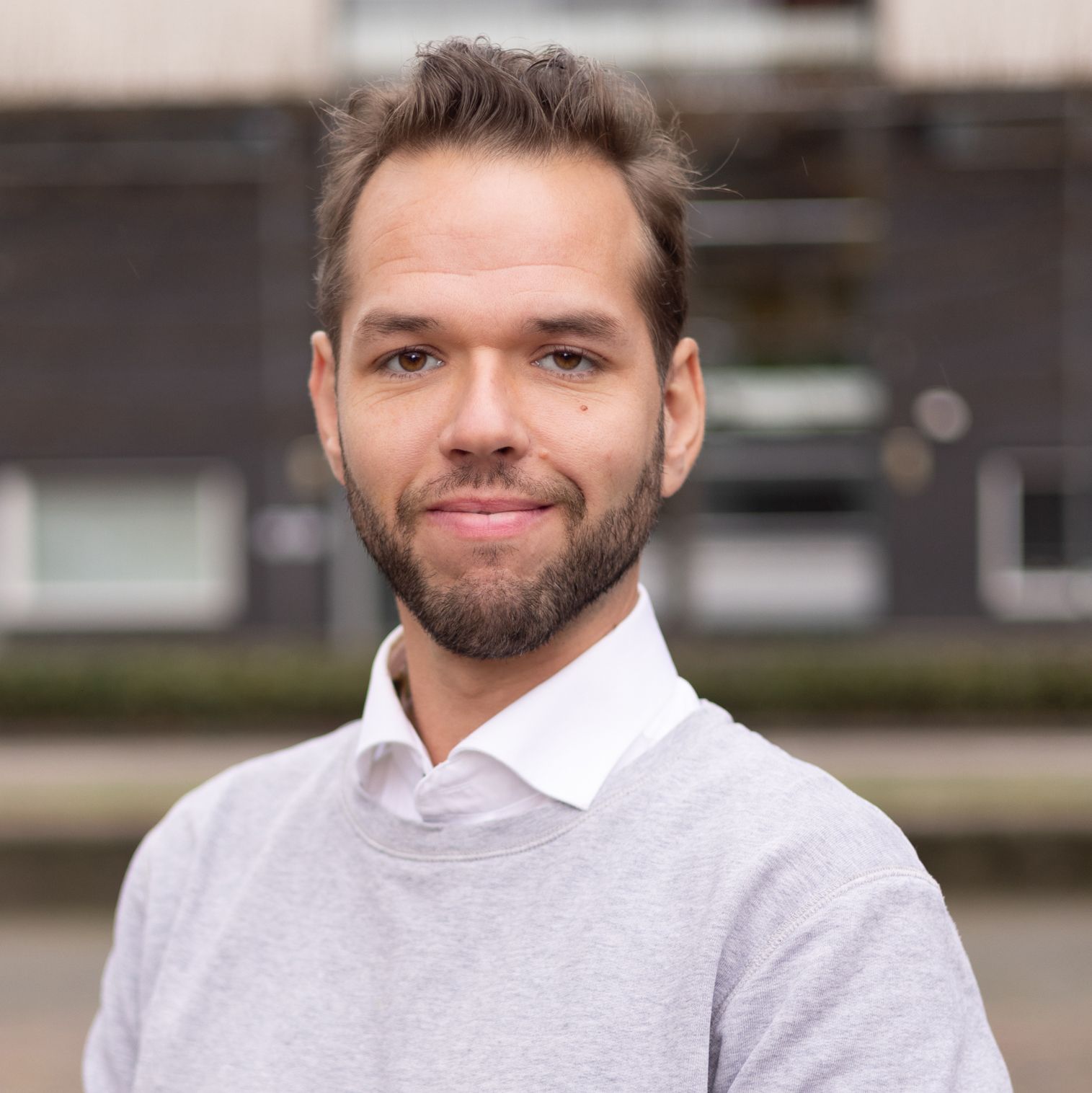 Zakelijk portret op locatie: man in witte blouse met trui