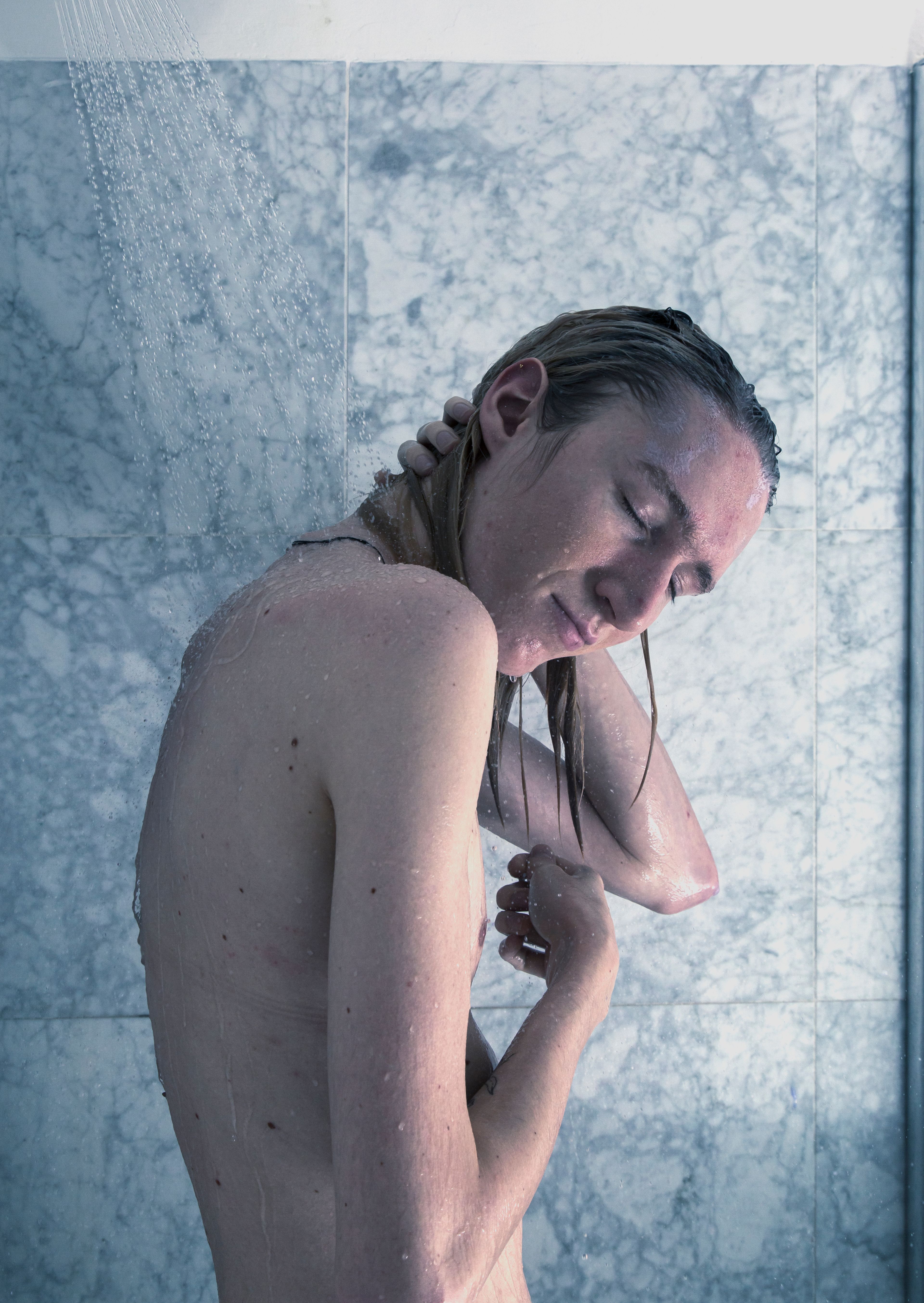 Senna Bodile onder de douche, genietend van het water. Portret van Joep van Drunen, 2023. Joep van Drunen Photography