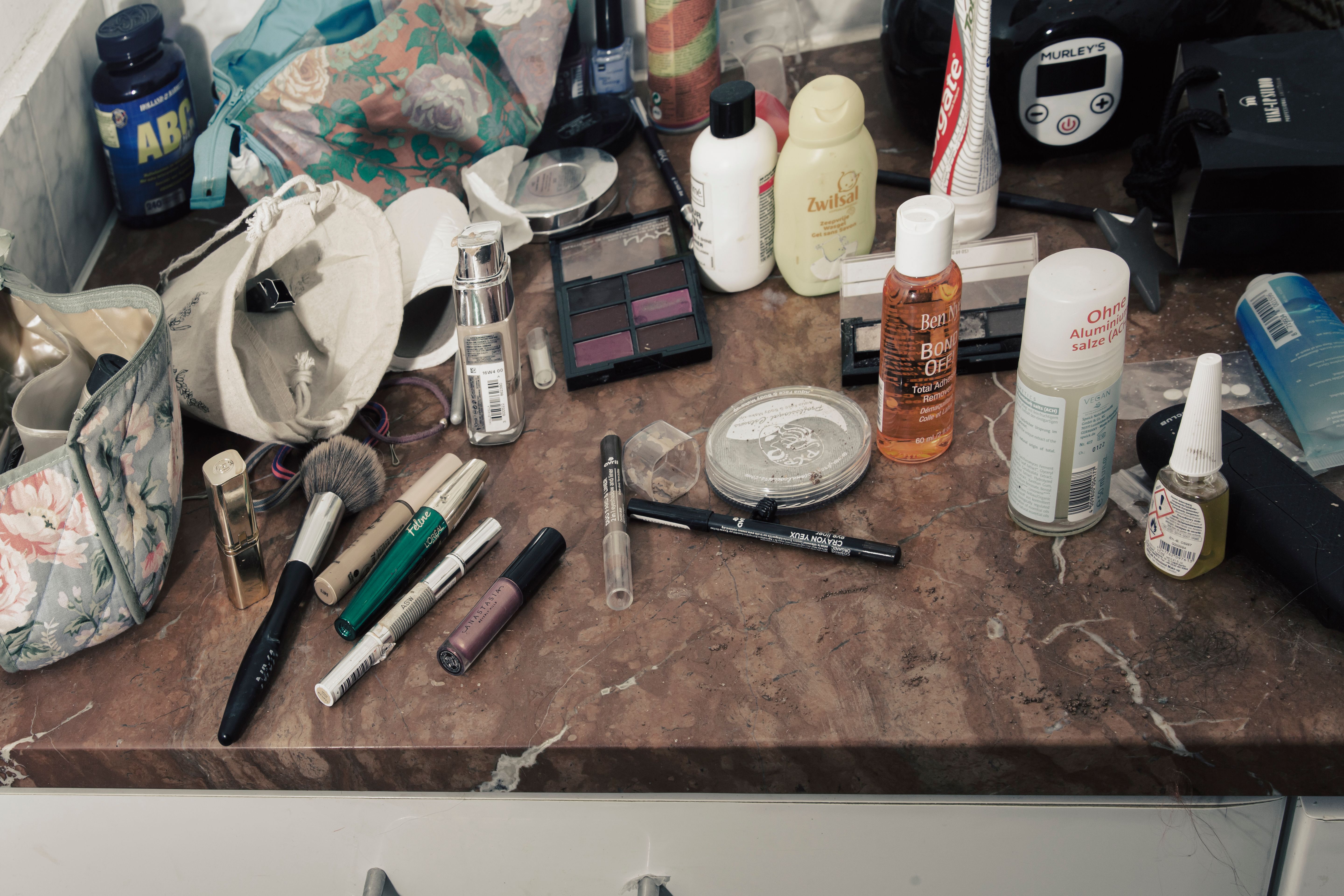 Chaos op de wastafel: make-up, kwasten, crèmes en andere beautyproducten. Senna Bodile's rommelige maar complete schoonheidsroutine.