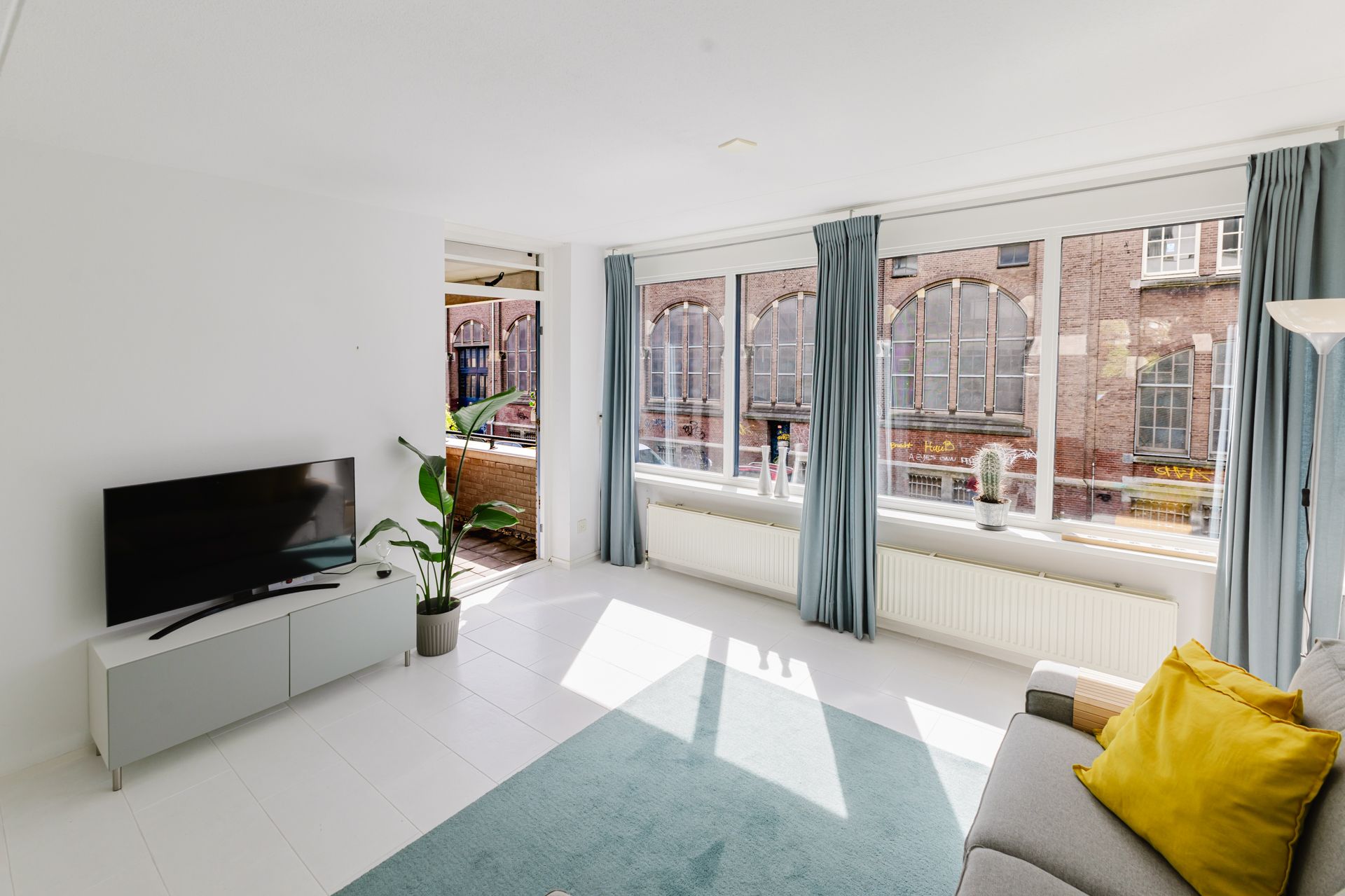 Interieurfotografie Kruithuisstraat: lichte woonkamer met grote ramen