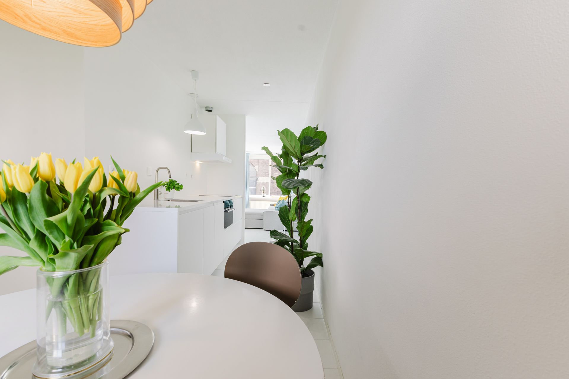Interieurfotografie Kruithuisstraat: doorkijk naar de keuken met tulpen