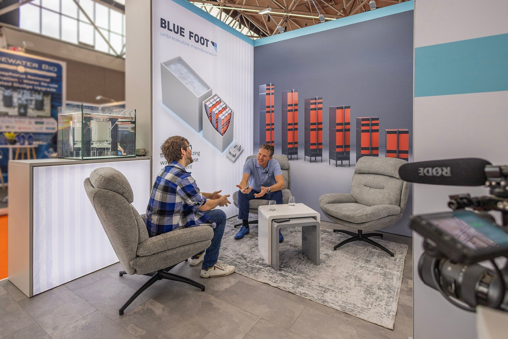 Eventfotografie Aquatech: Beursstand Blue Foot Membranes met bezoekers. Blue Foot stand op de Aquatech in de Rai. Joep van Drunen Photography.