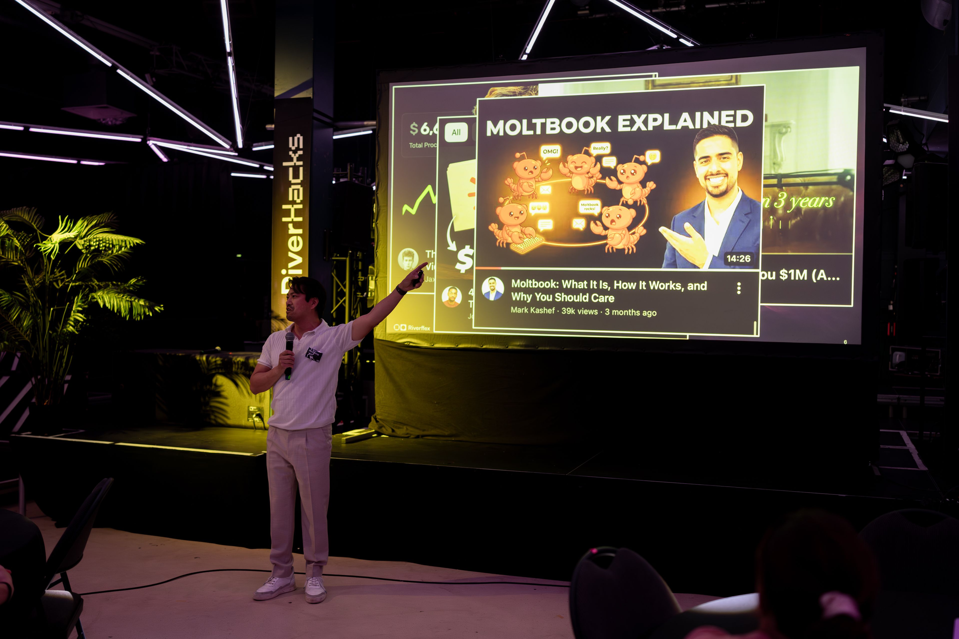 Eventfotografie RiverHacks: spreker op het podium tijdens de AI-hackathon