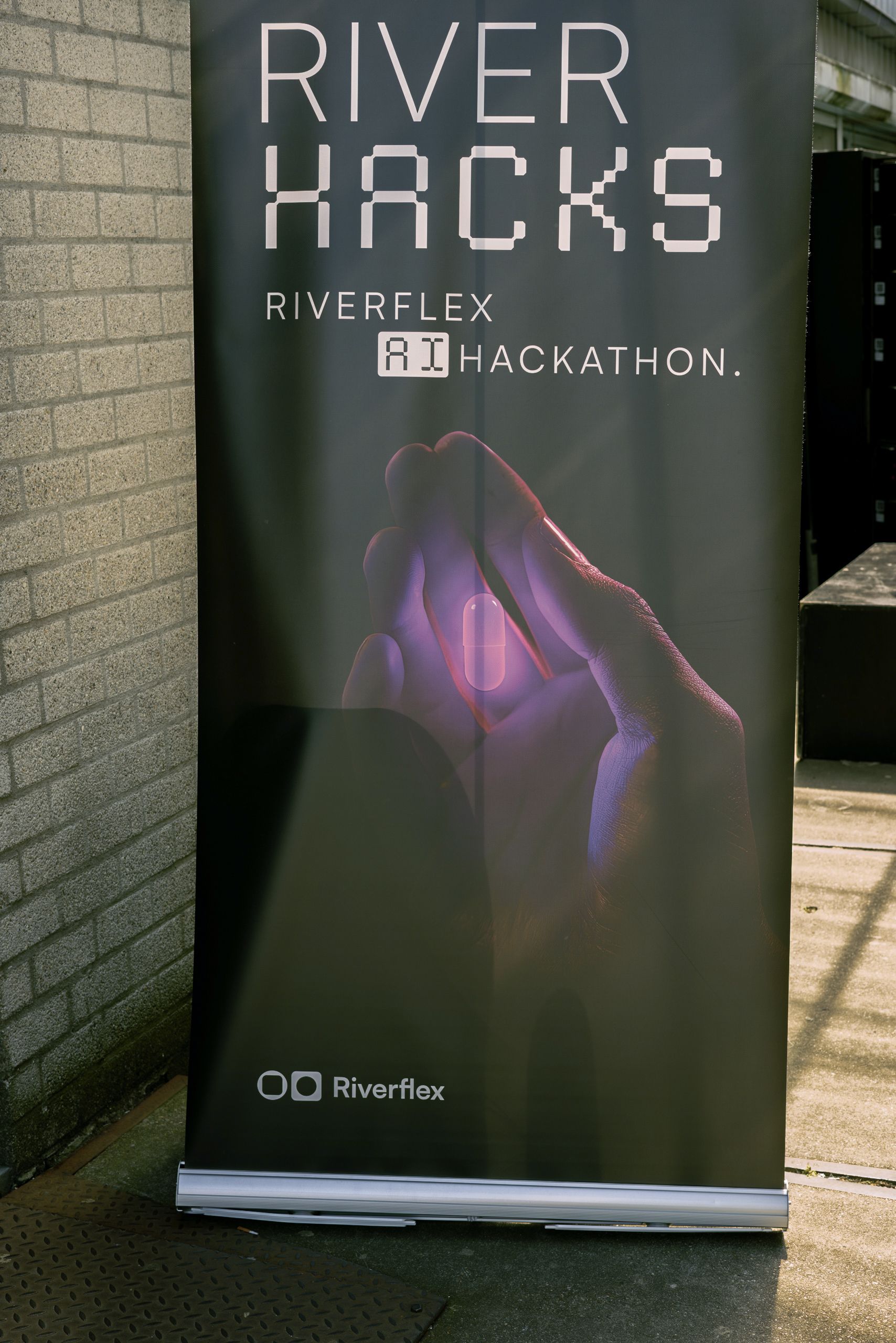 Eventfotografie RiverHacks: banner van de Riverflex AI-hackathon