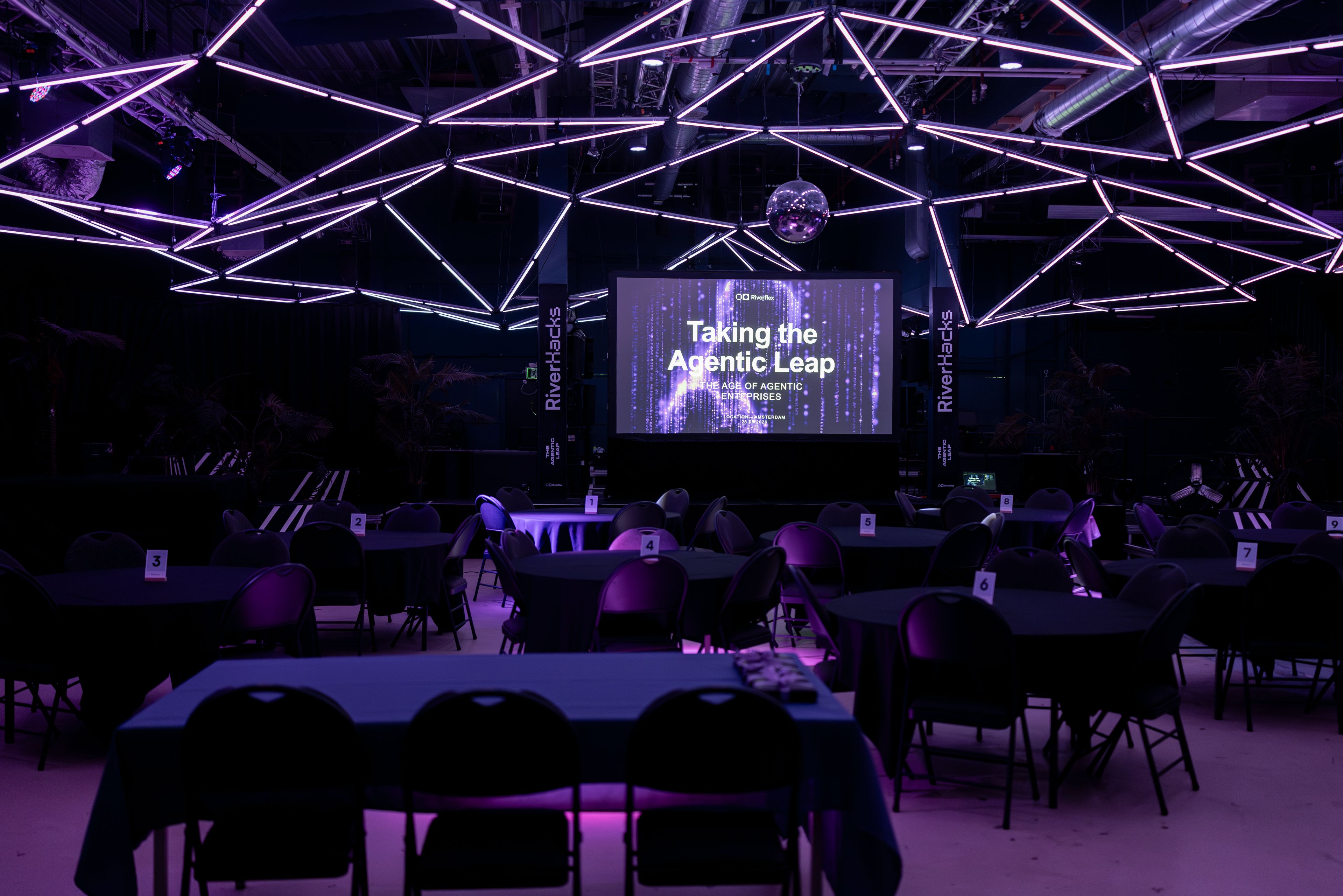 Eventfotografie RiverHacks: de eventlocatie in paars licht voor aanvang
