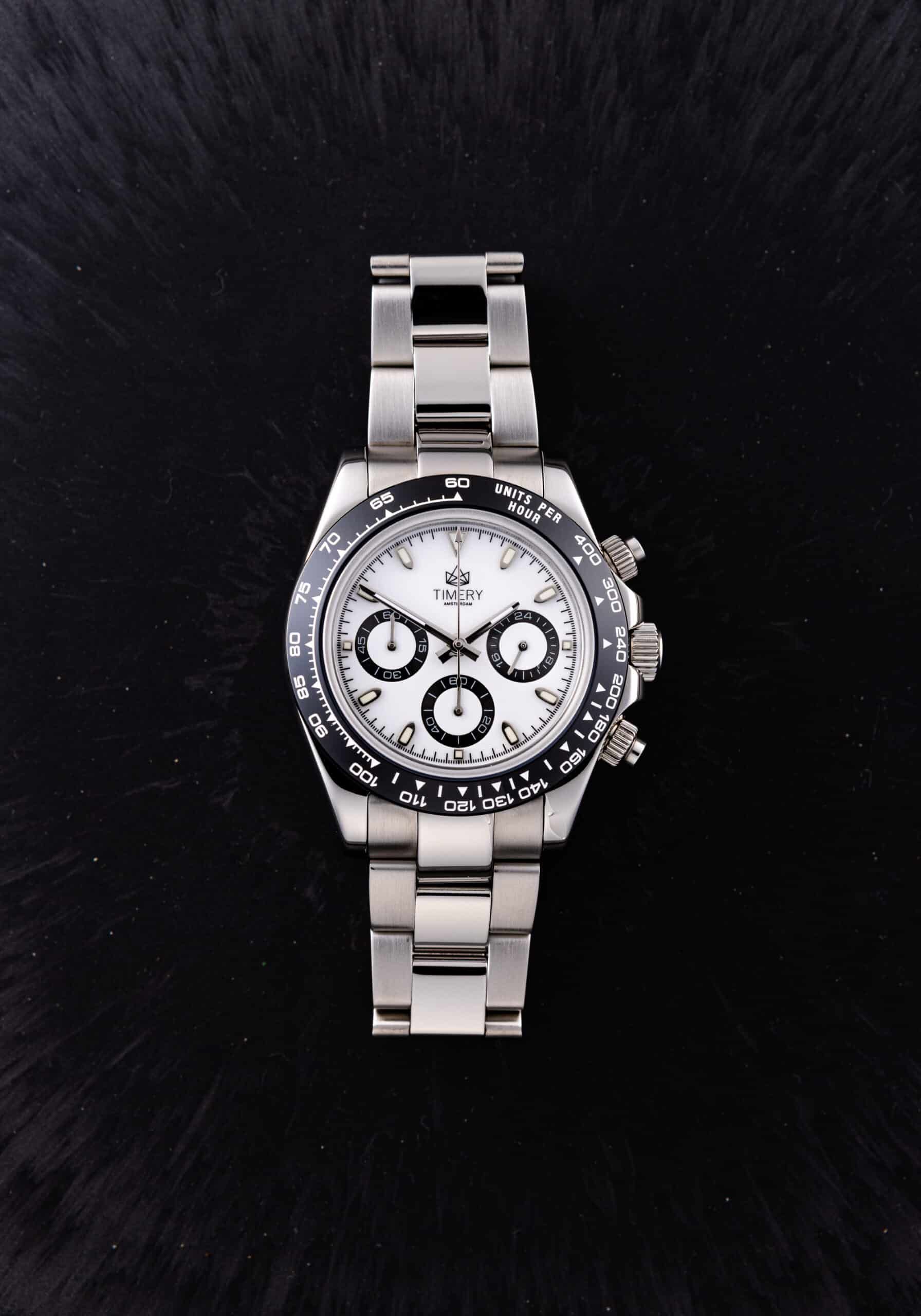 Productfotografie voor Timery: stalen chronograaf-horloge op donkere bontachtergrond