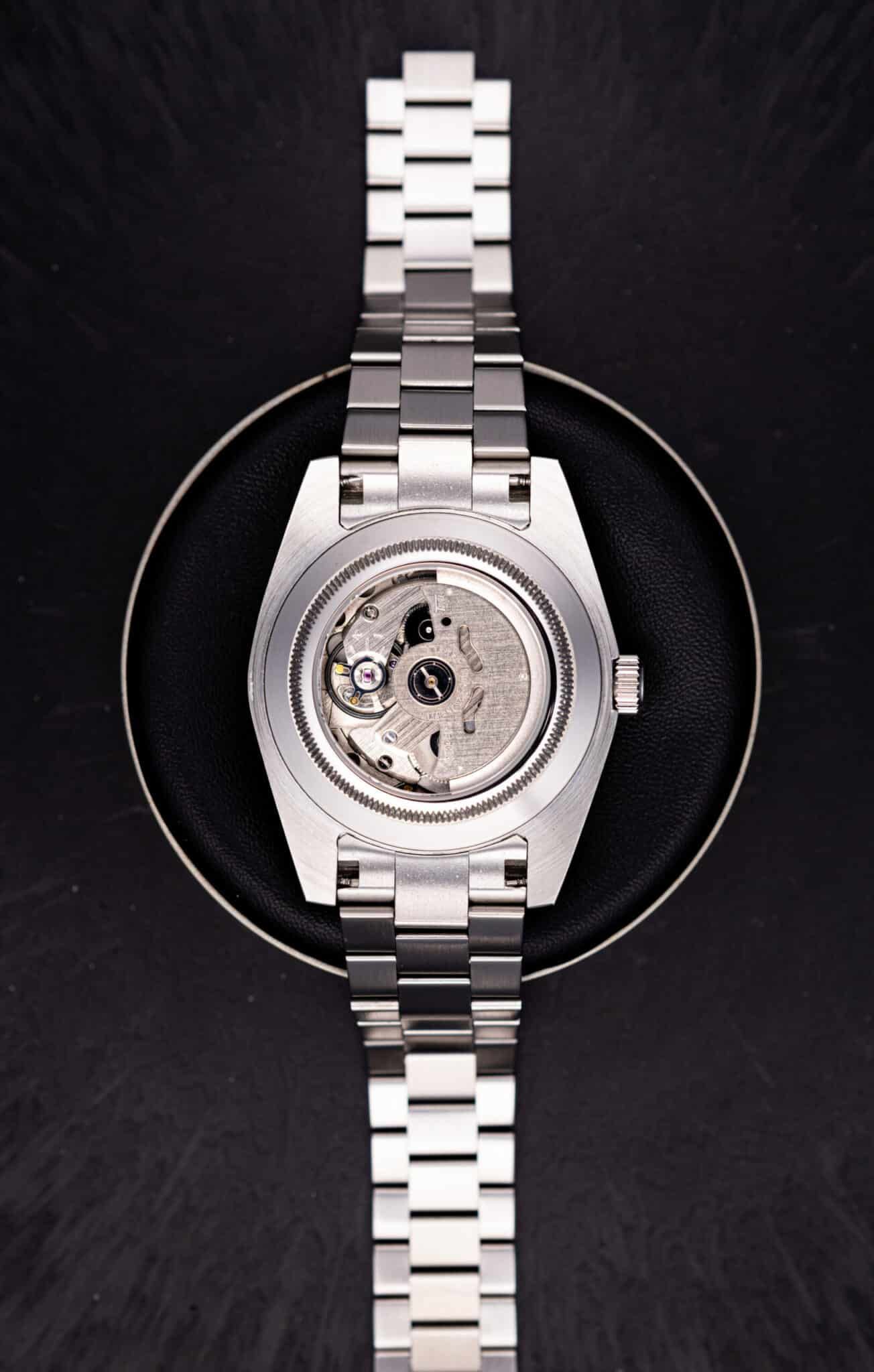 Productfotografie voor Timery: achterzijde van het horloge met zichtbaar automatisch uurwerk