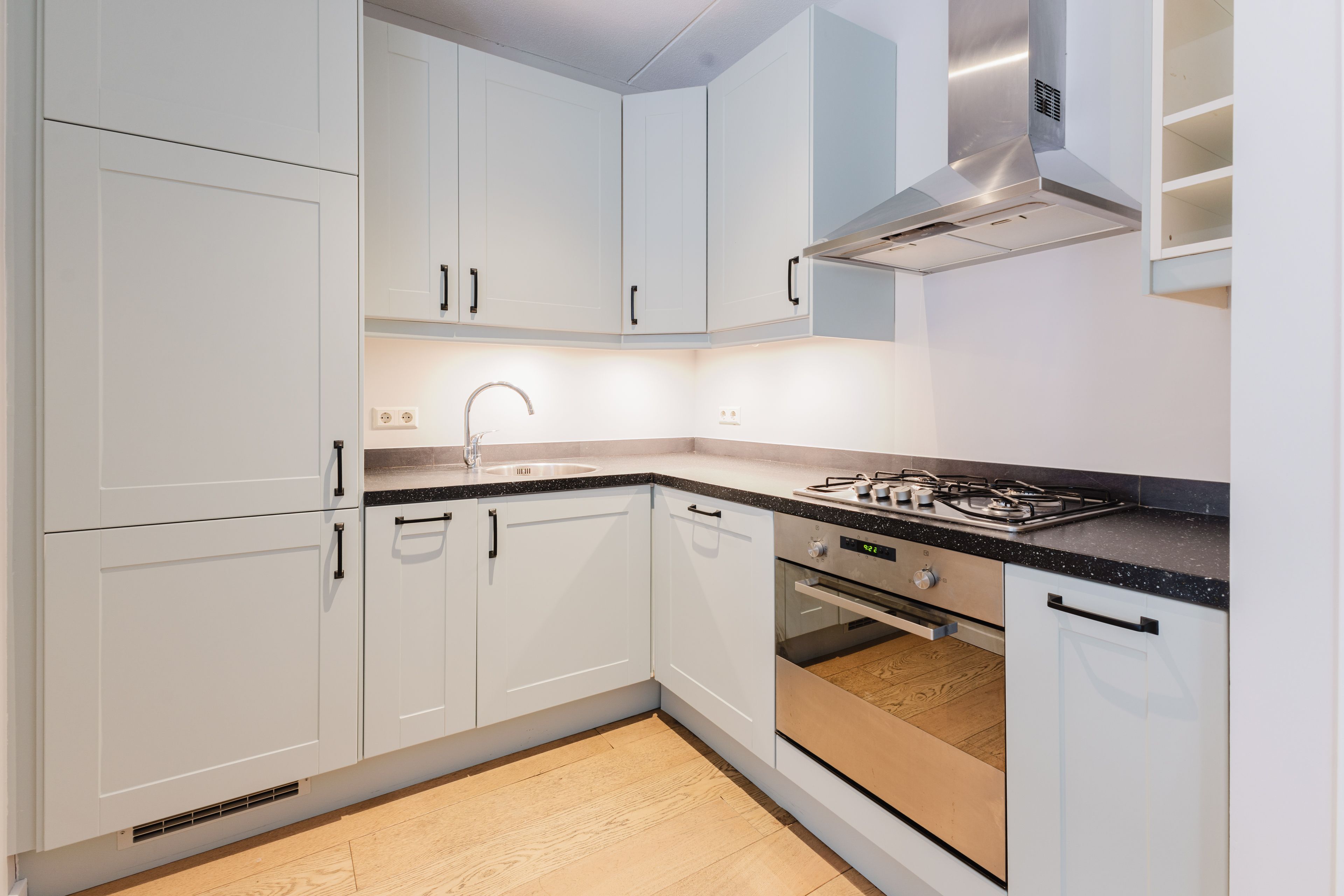Interieurfotografie Utrechtsedwarsstraat: lichte keuken met inbouwapparatuur