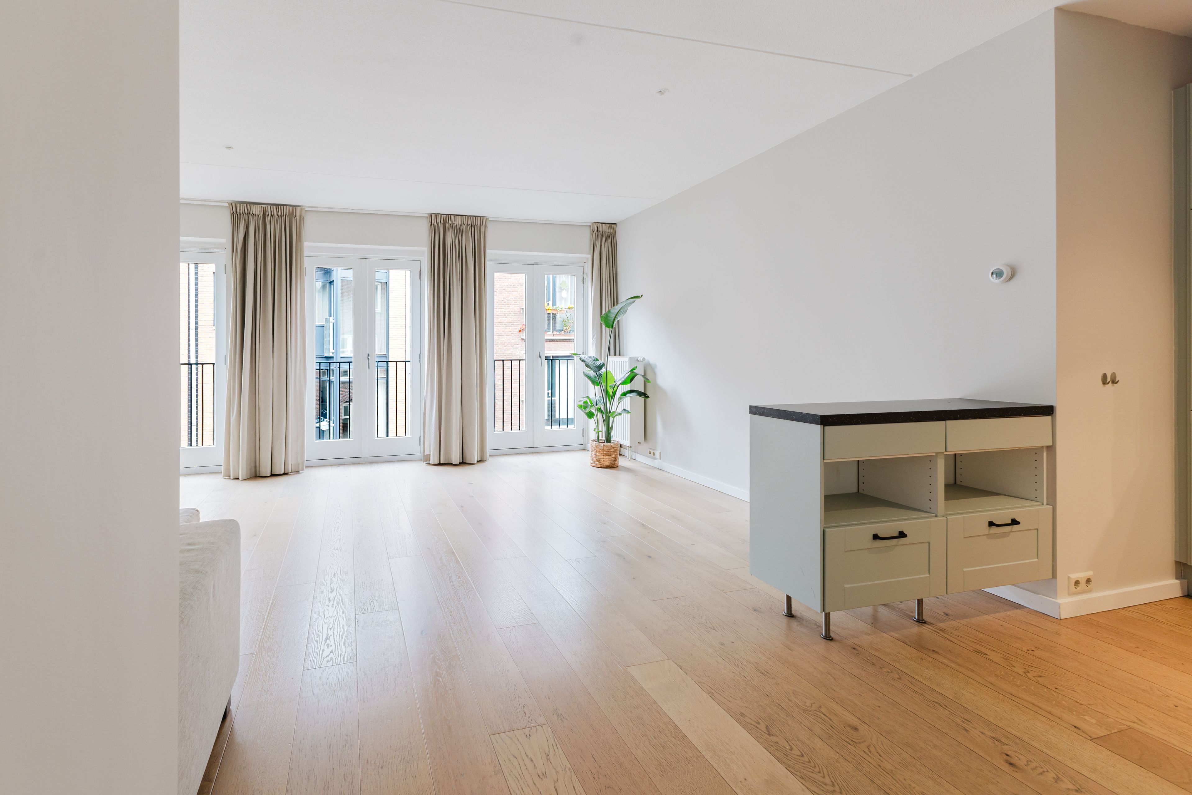 Interieurfotografie Utrechtsedwarsstraat: ruime woonkamer met houten vloer
