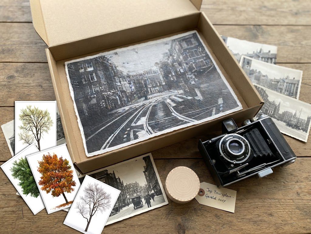 De Iep box: print op papier van de iep, kaarten van de boom door de seizoenen, een vintage foto van het Beursplein en de middenformaatcamera