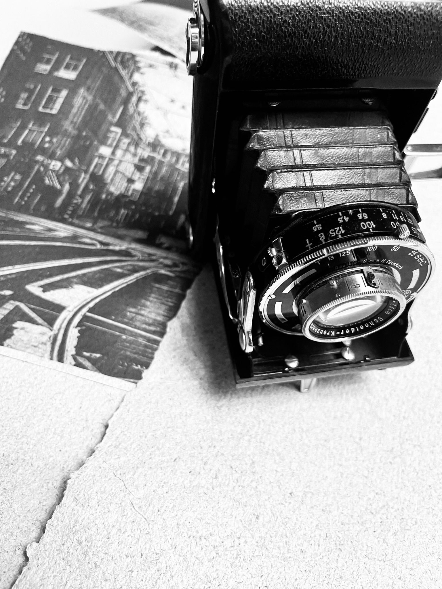 Middenformaat 6x6-camera naast een afdruk van een Amsterdamse straat op papier van de iep van het Beursplein
