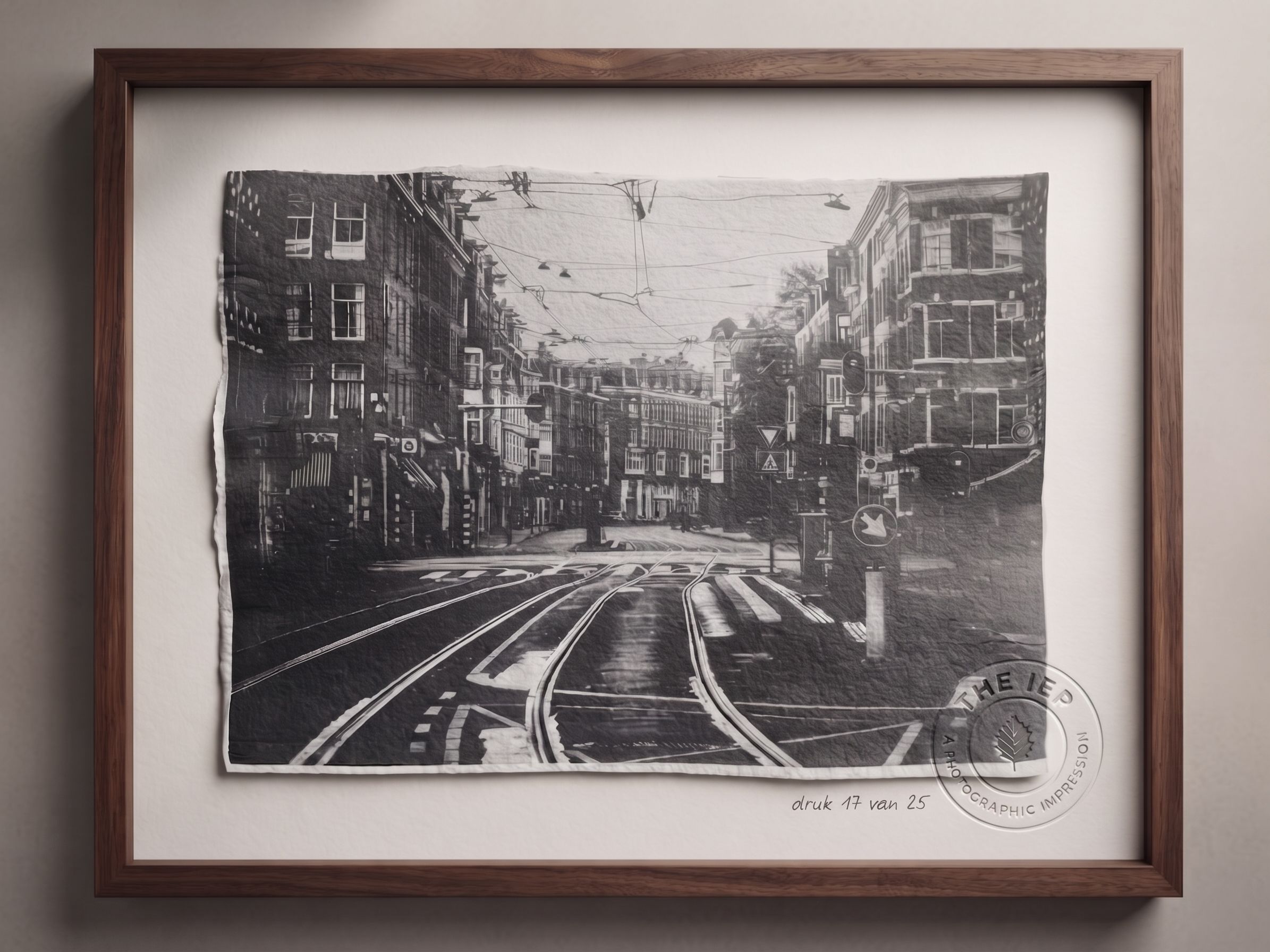 Genummerde print uit een beperkte oplage, ingelijst in walnoot