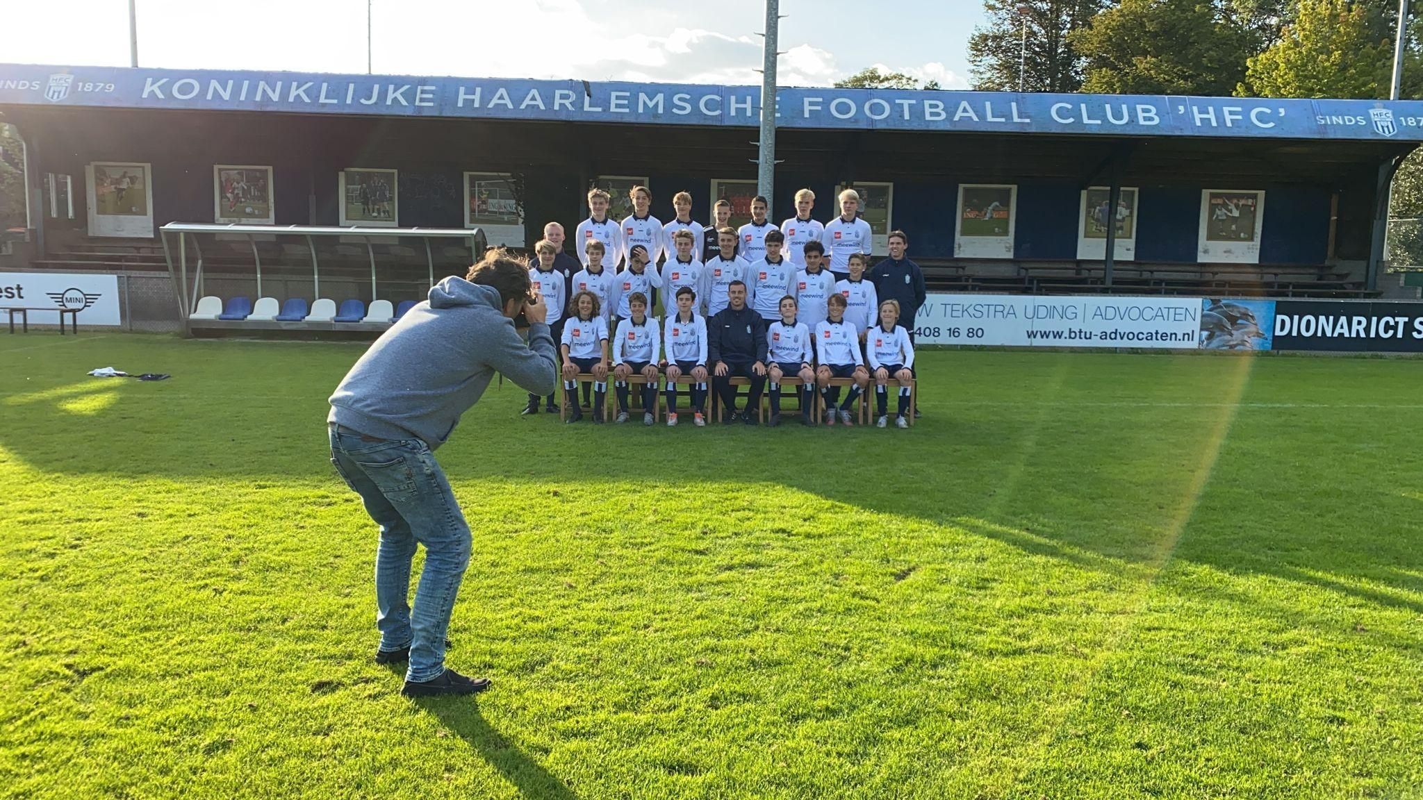 Joep van Drunen fotografeert het voetbalteam van Koninklijke HFC op het veld