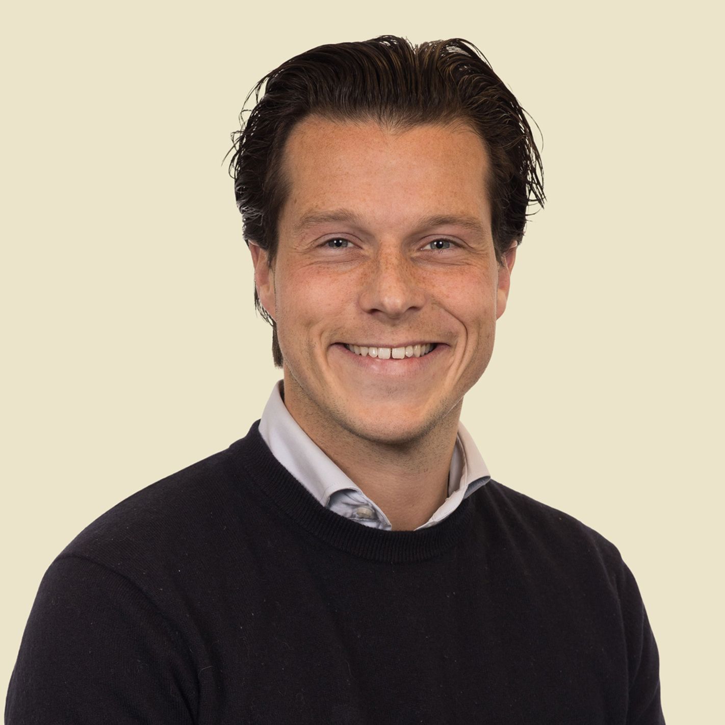 Voorbeeld van een uniforme LinkedIn-profielfoto in vierkant format