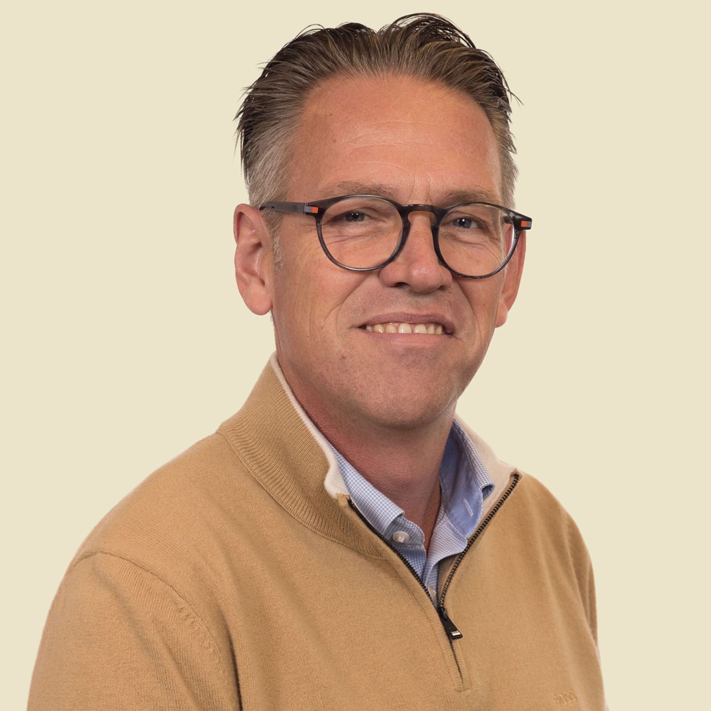 Voorbeeld van een uniforme LinkedIn-profielfoto in vierkant format