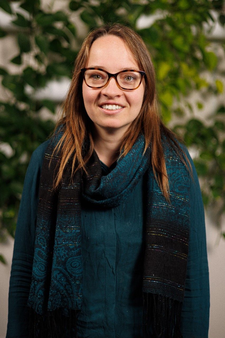 Portret van een medewerker, gefotografeerd voor uniforme LinkedIn-profielen bij de Randstedelijke Rekenkamer